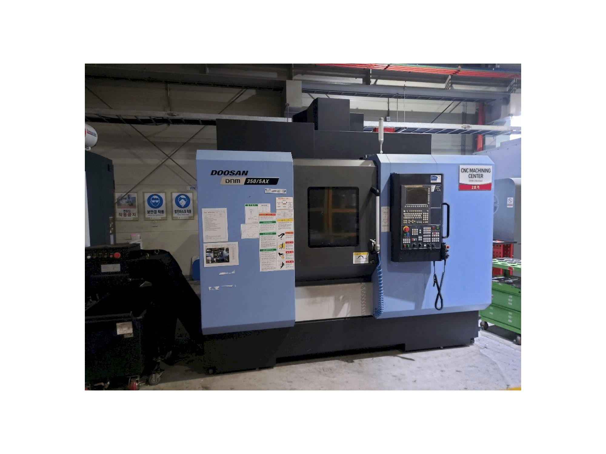 Koneen Doosan DNM350/5AX etunäkymä
