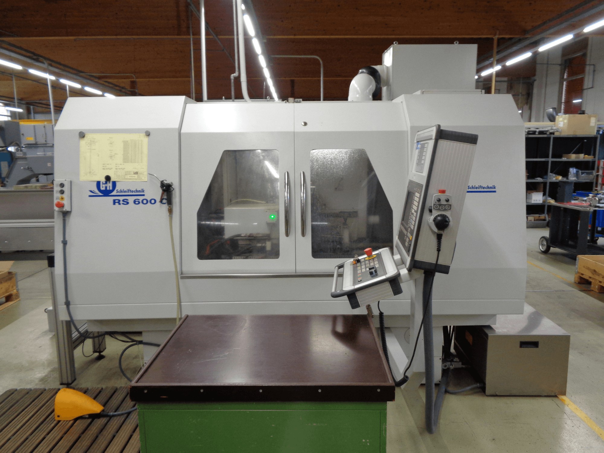 Lieriöhiomakone GEIBEL & HOTZ RS 600 C, etukuva, jossa näkyy ohjauspaneeli ja työpöytä tehdasolosuhteissa.