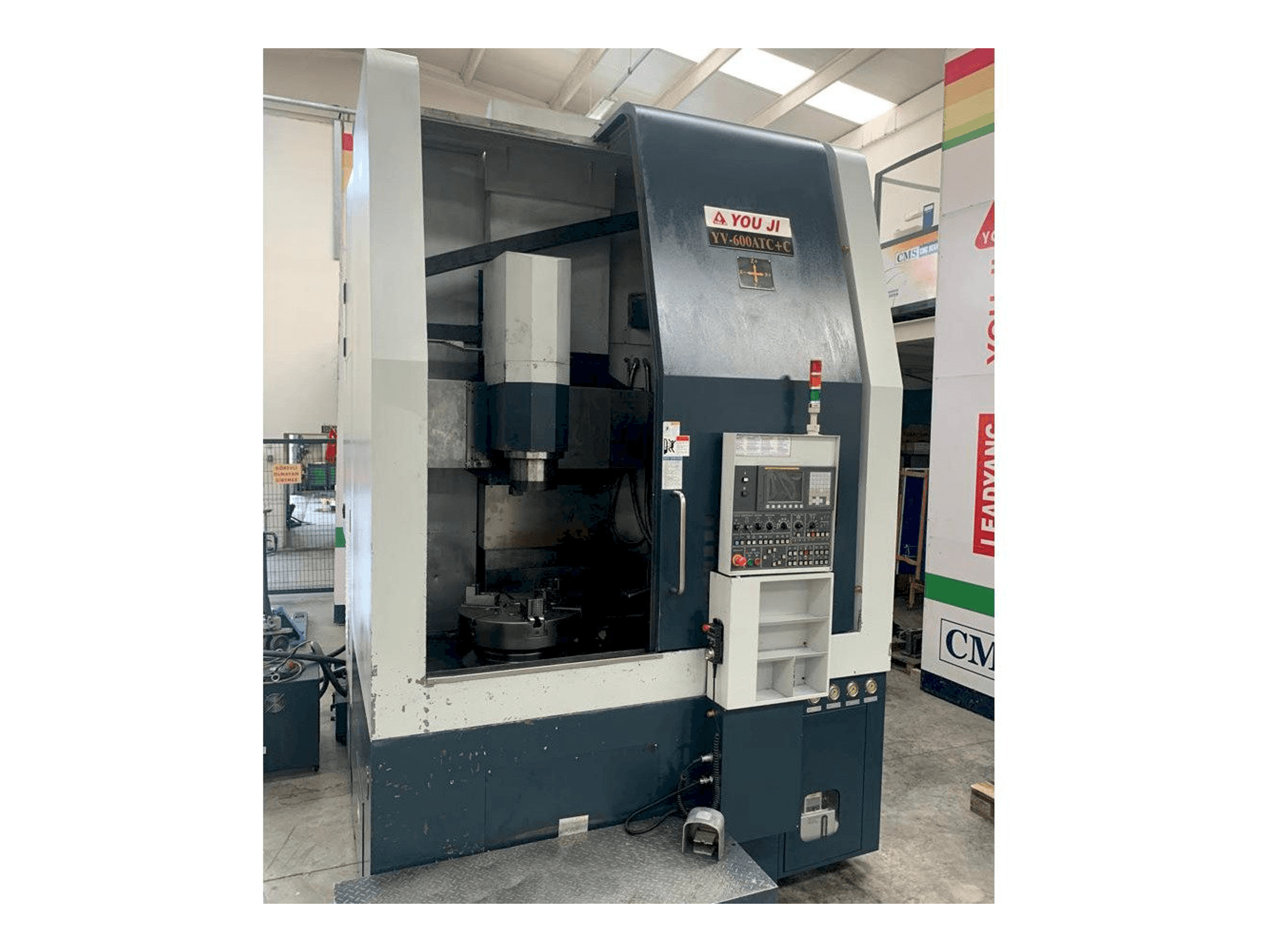 Koneen YOU JI Yv 600ATC+C etunäkymä