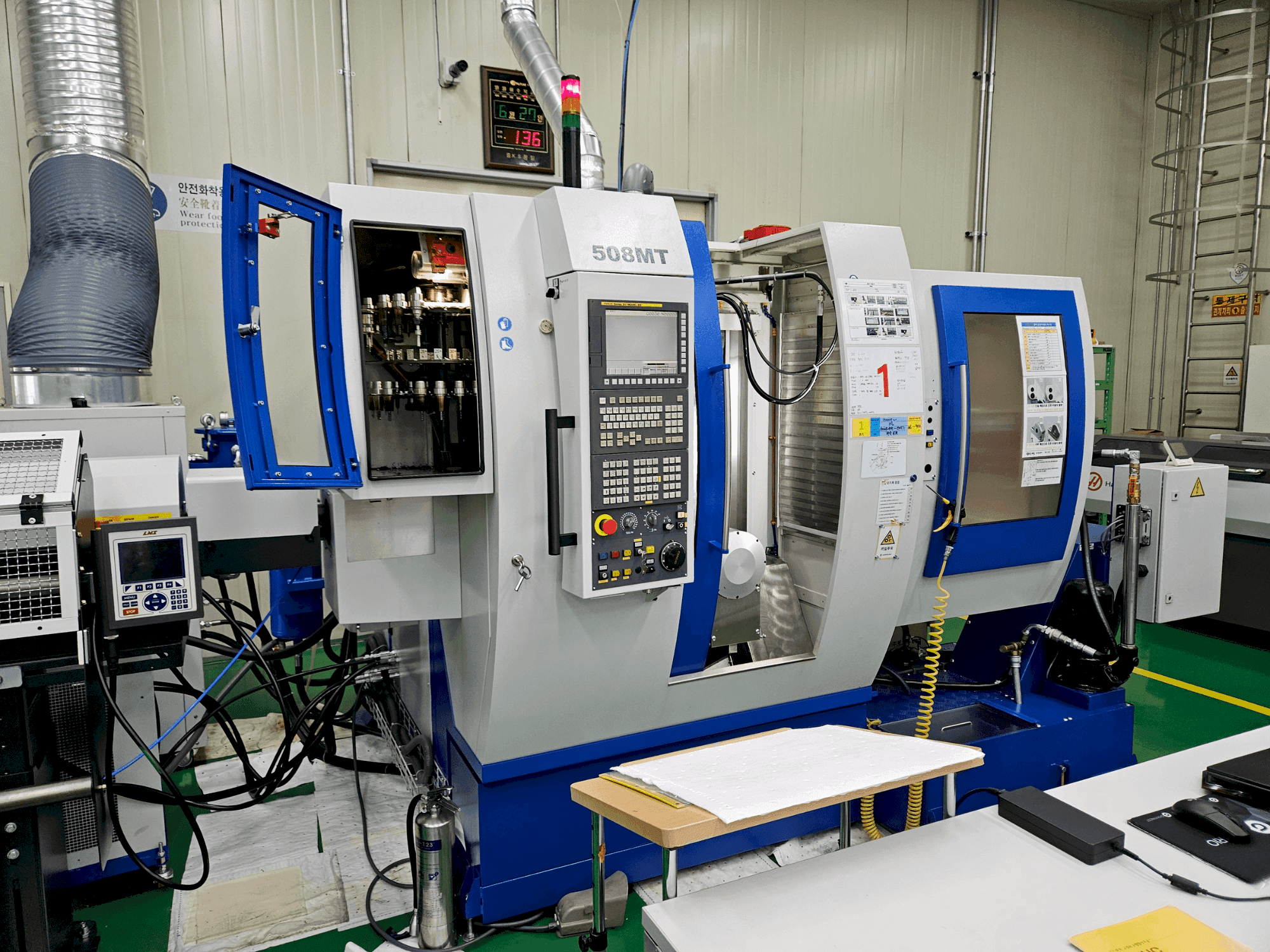 Koneen WILLEMIN-MACODEL 508MT etunäkymä