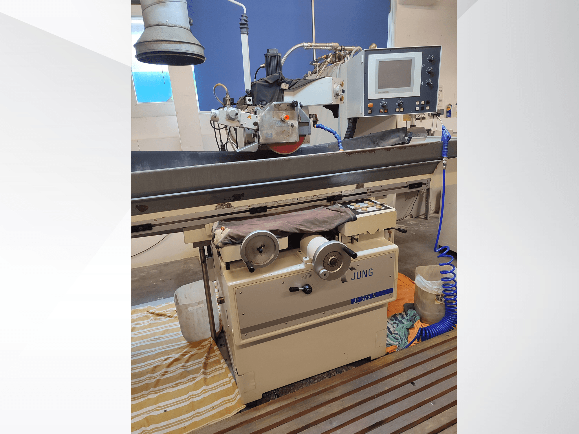 Pintahiontakone JUNG JF 525 N, etukuva, jossa näkyy hiomalaikka, ohjauspaneeli ja alustan yksityiskohdat.