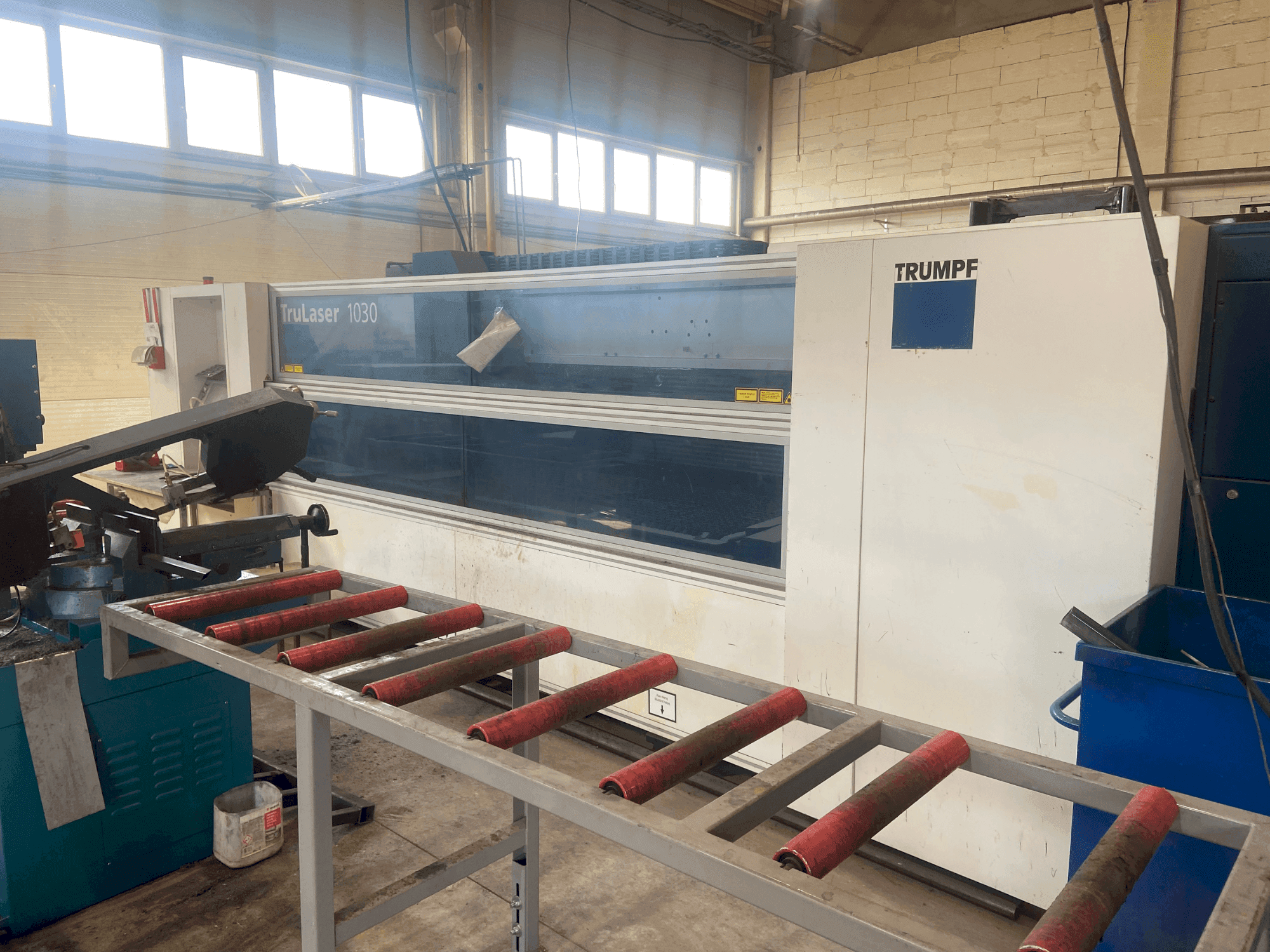 Koneen TRUMPF TruLaser 1030 etunäkymä