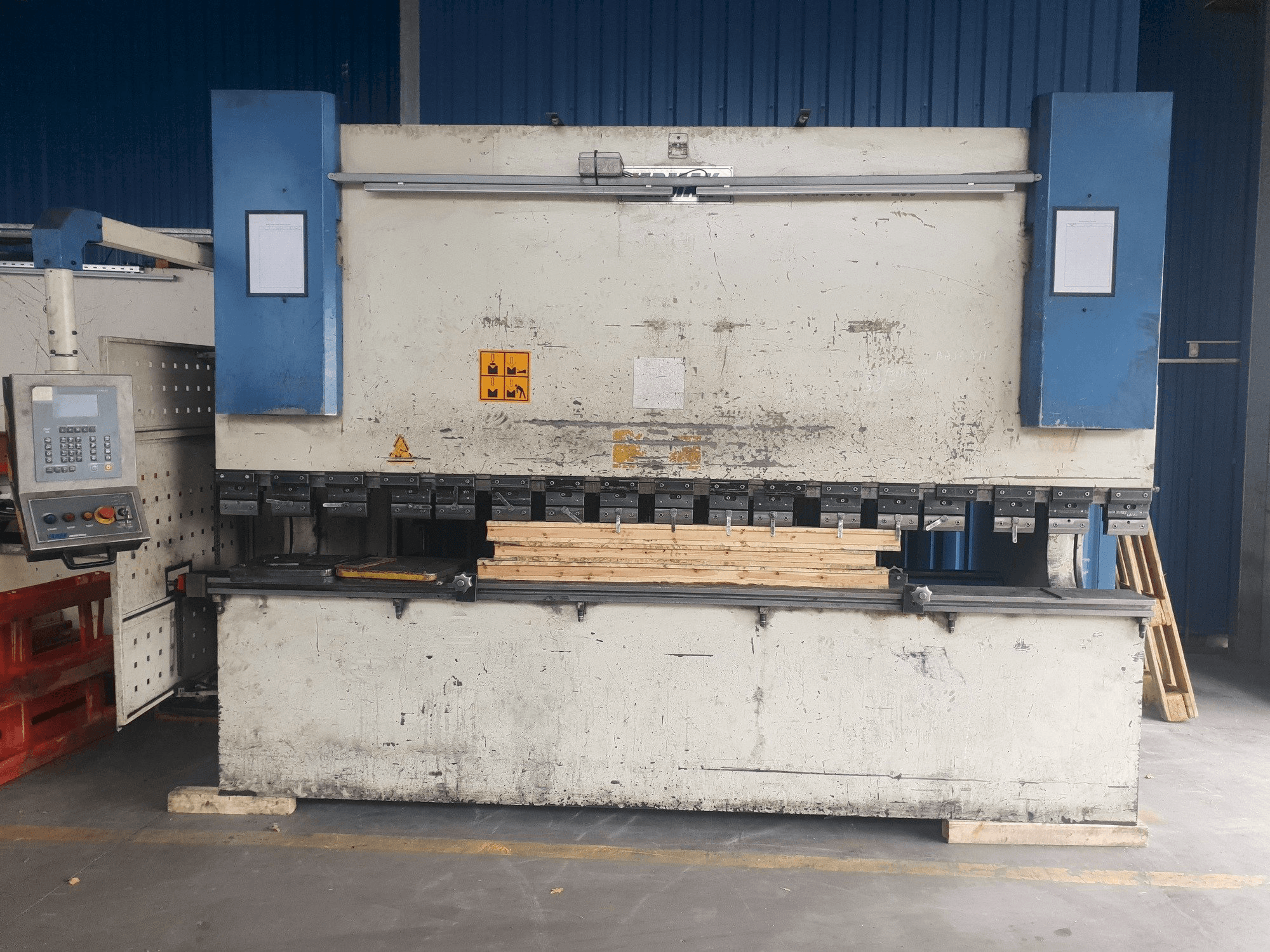 Koneen ERMAK CNCHAP 3600x200 etunäkymä