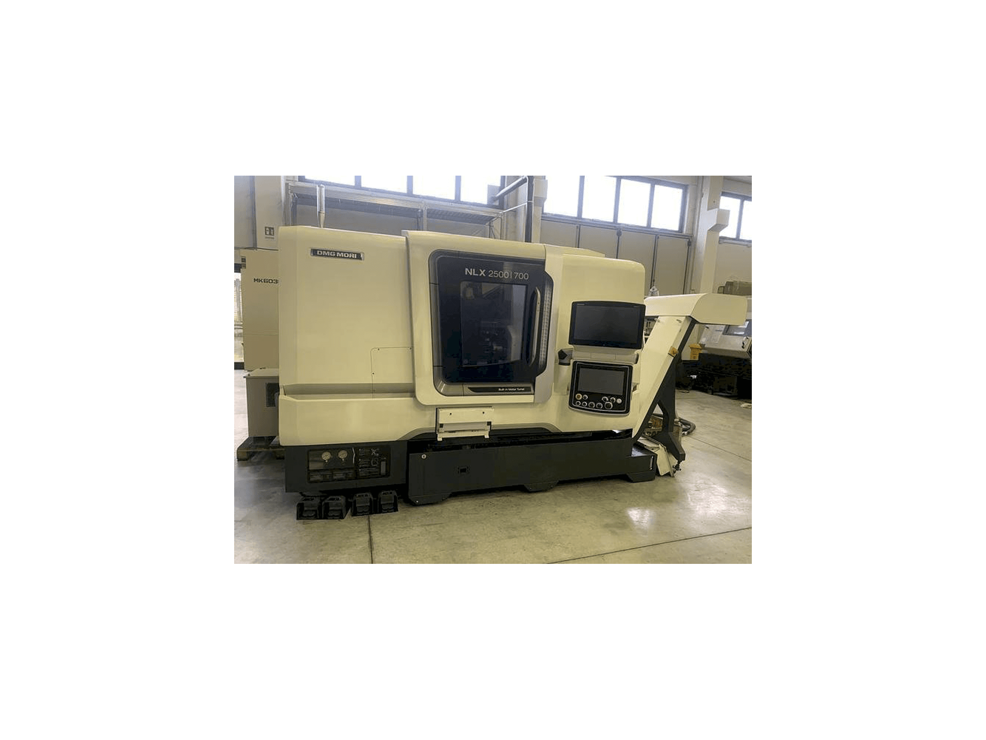 Koneen DMG MORI NLX 2500SY etunäkymä