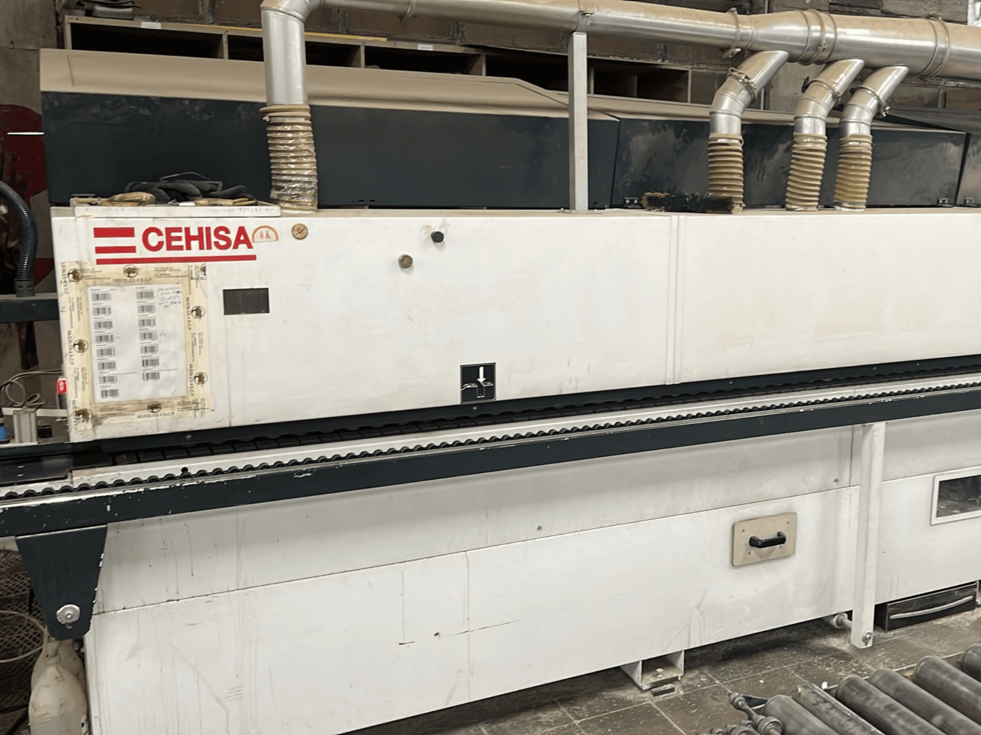 CEHISA PRO 12 CONCEPT -reunakone edestä katsottuna; kuvassa näkyvät ohjauspaneeli, pölynpoistoputket ja kuljetushihna.
