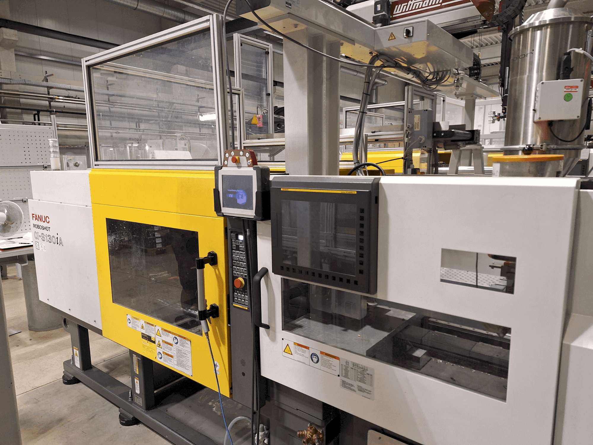 Koneen FANUC Roboshot S130iA etunäkymä