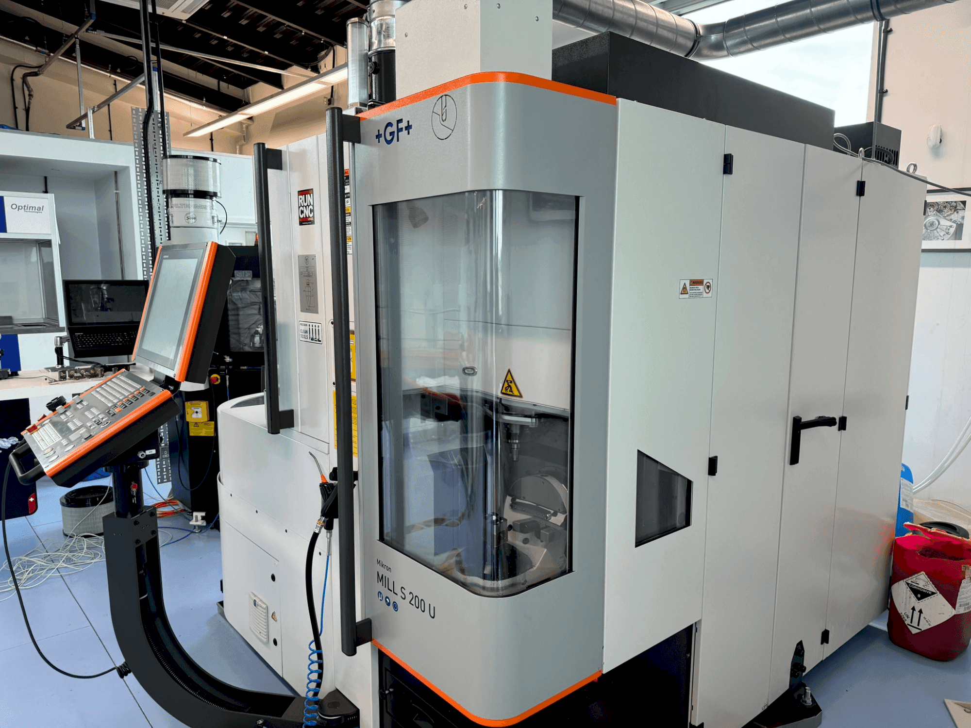 Koneen +GF+ Mikron Mill S 200U etunäkymä