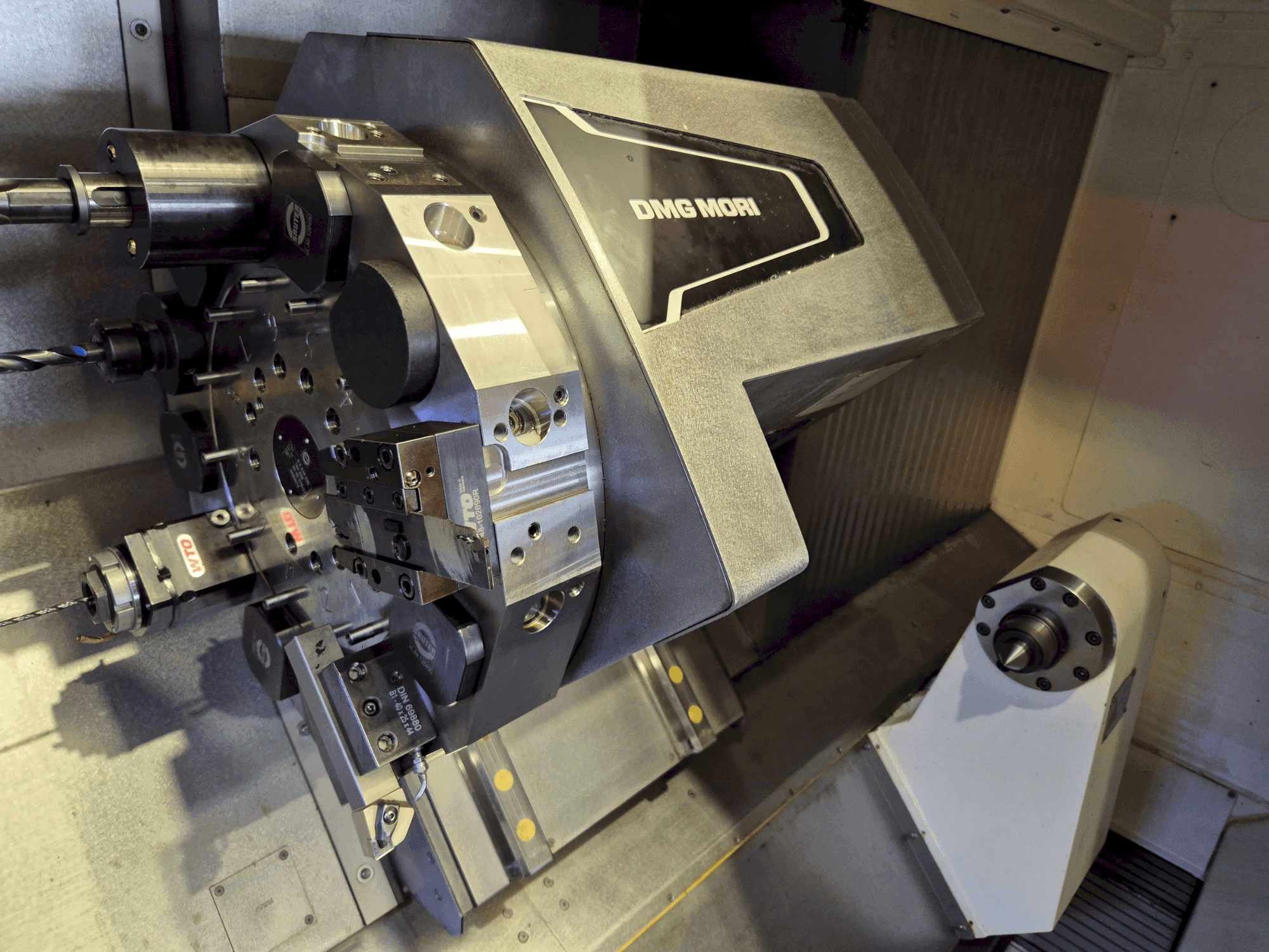 Koneen DMG MORI CLX 550 V4 etunäkymä