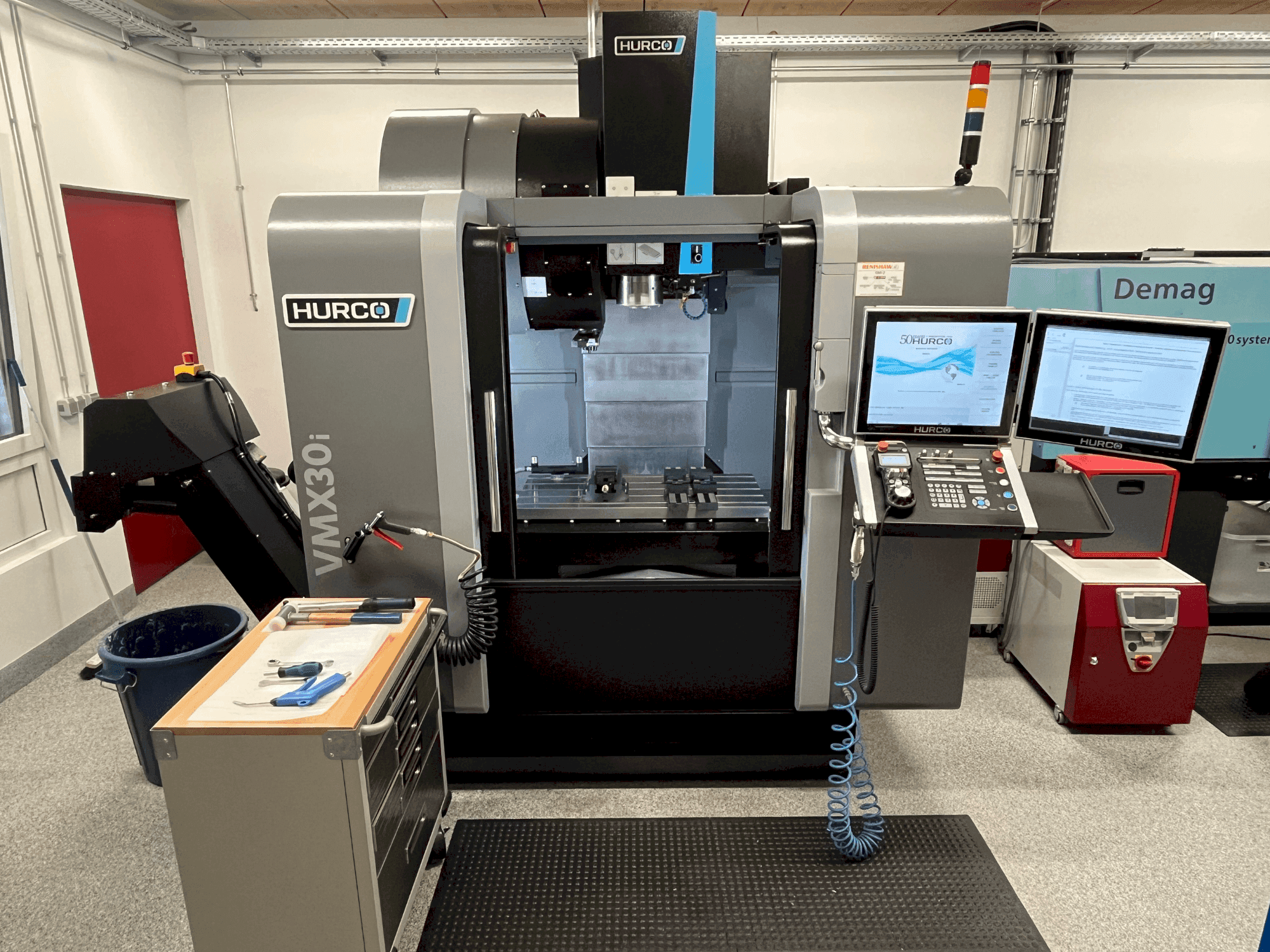 Koneen Hurco VMX30i etunäkymä