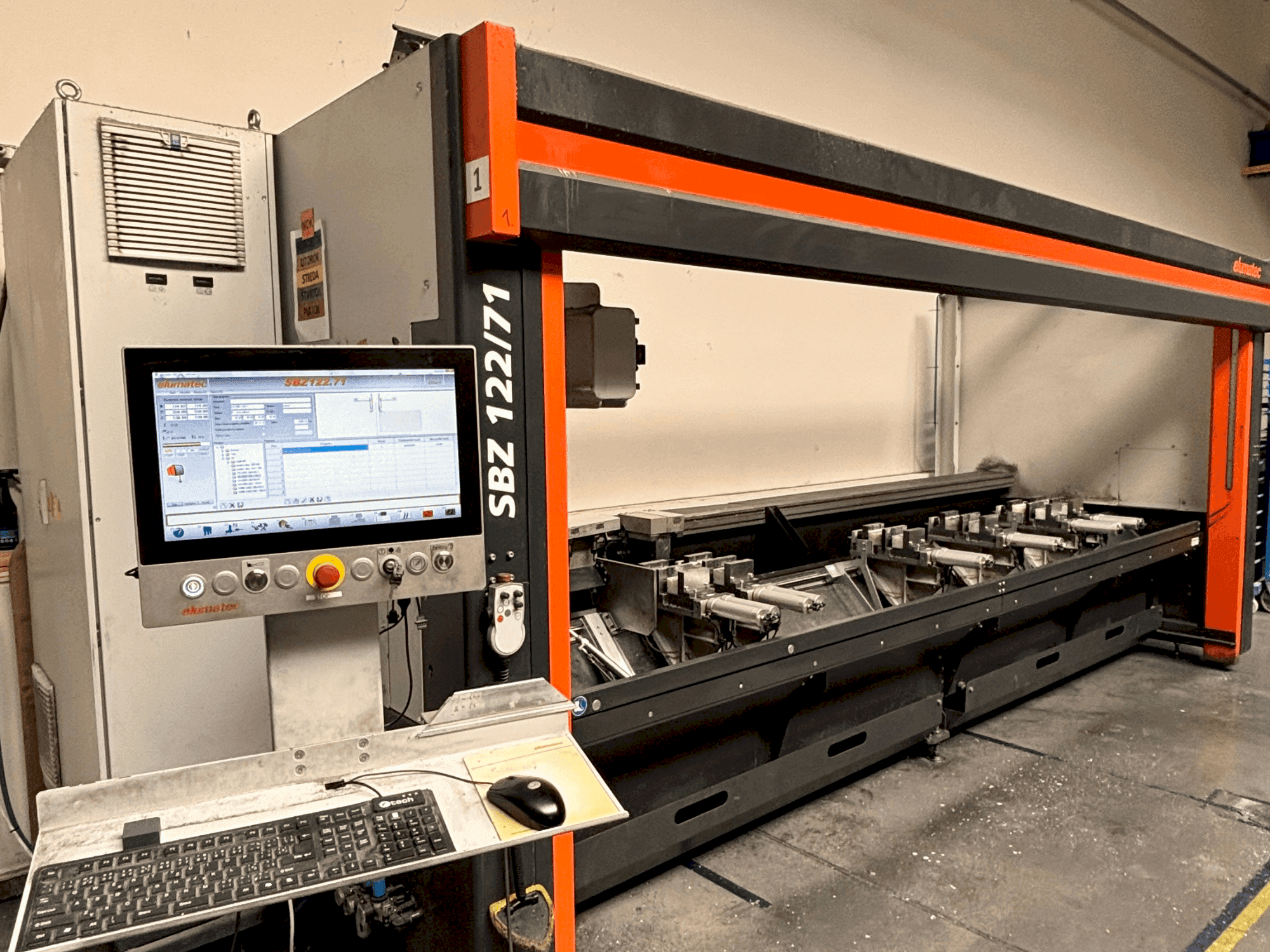 Koneen Elumatec SBZ 122/71 etunäkymä