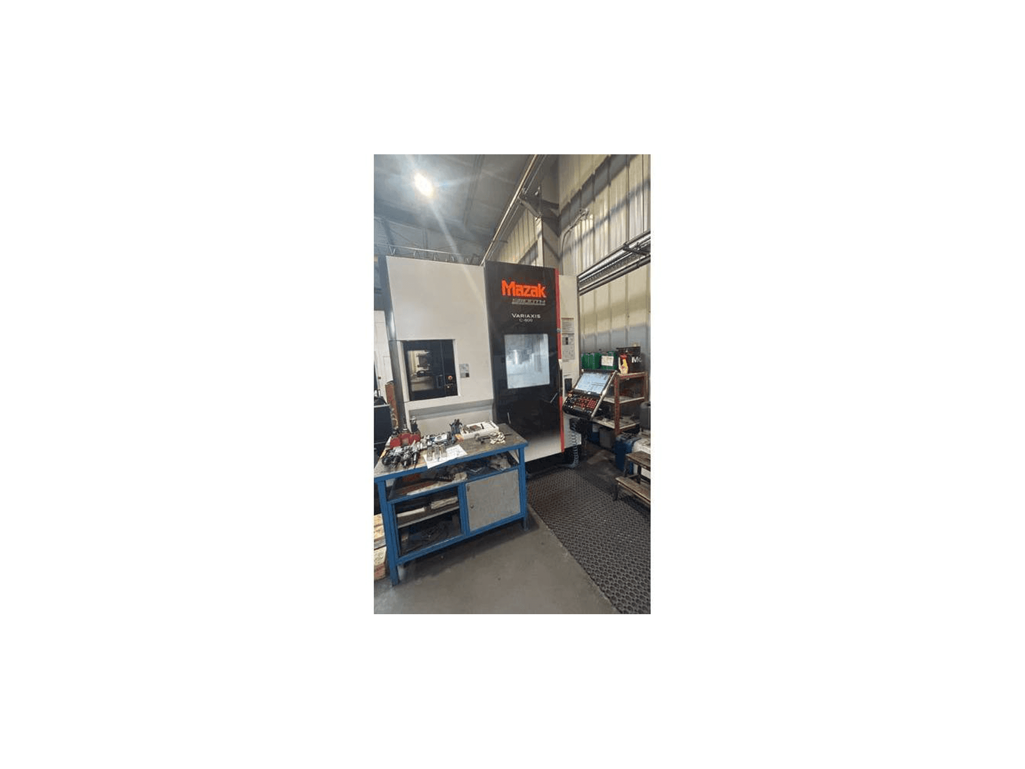 Koneen Mazak Variaxis C-600 etunäkymä