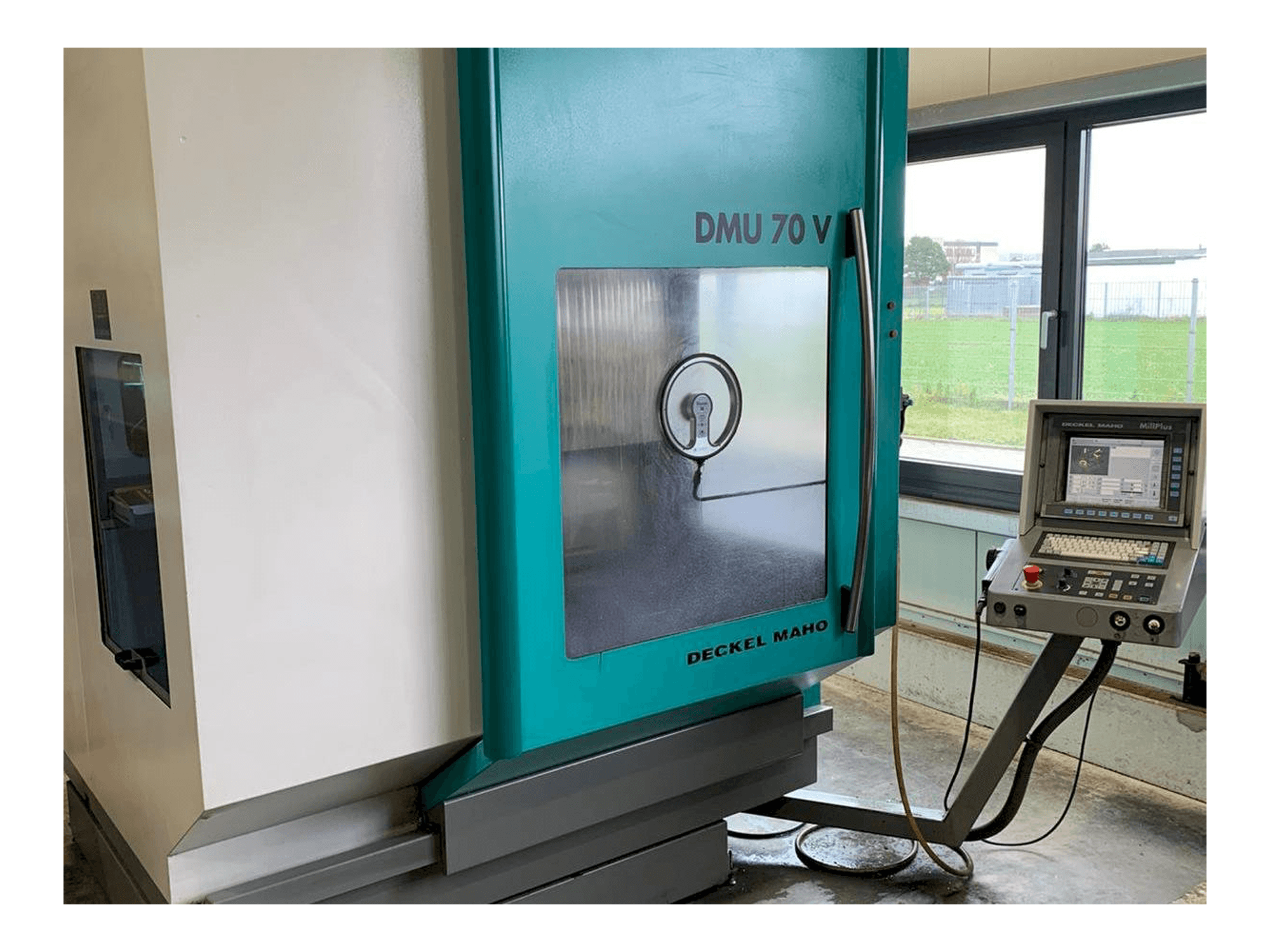Koneen DECKEL MAHO DMU 70V etunäkymä