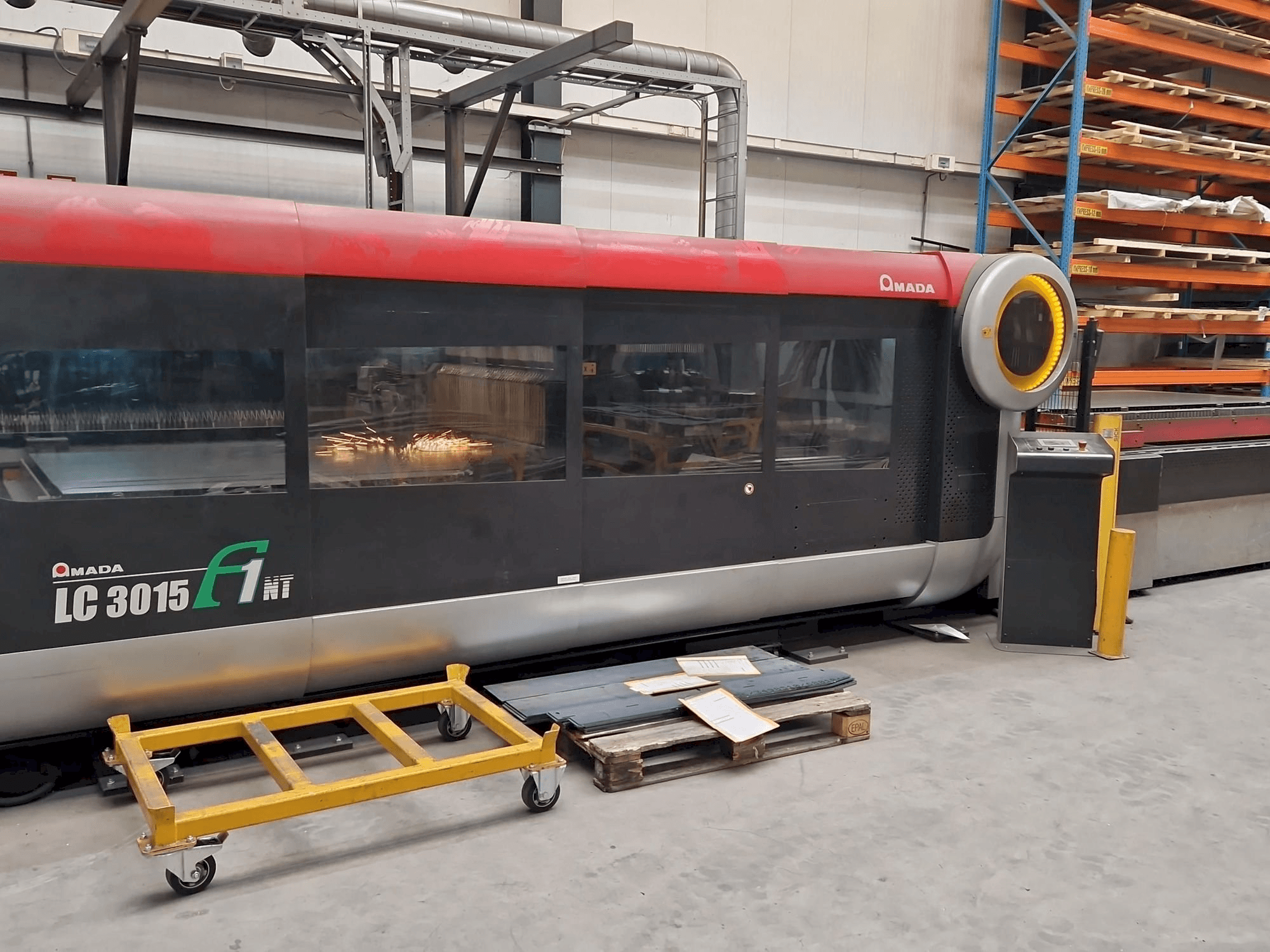 Koneen AMADA LC3015 F1 NT etunäkymä