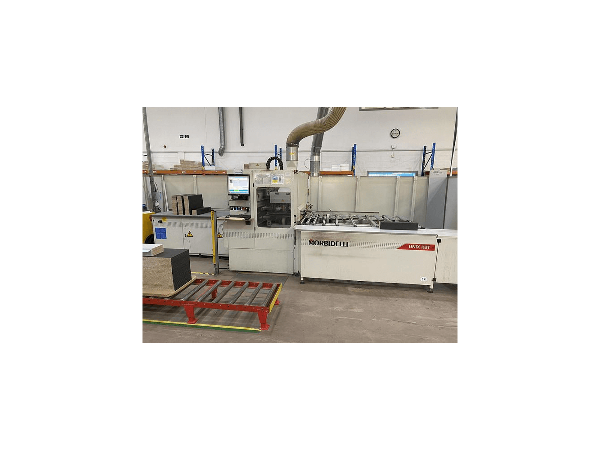 MORbidelli Unix KBT -levysaha, etukuva, jossa ohjauspaneeli näkyvissä ja pinottuja levyjä viereisellä kärryllä.
