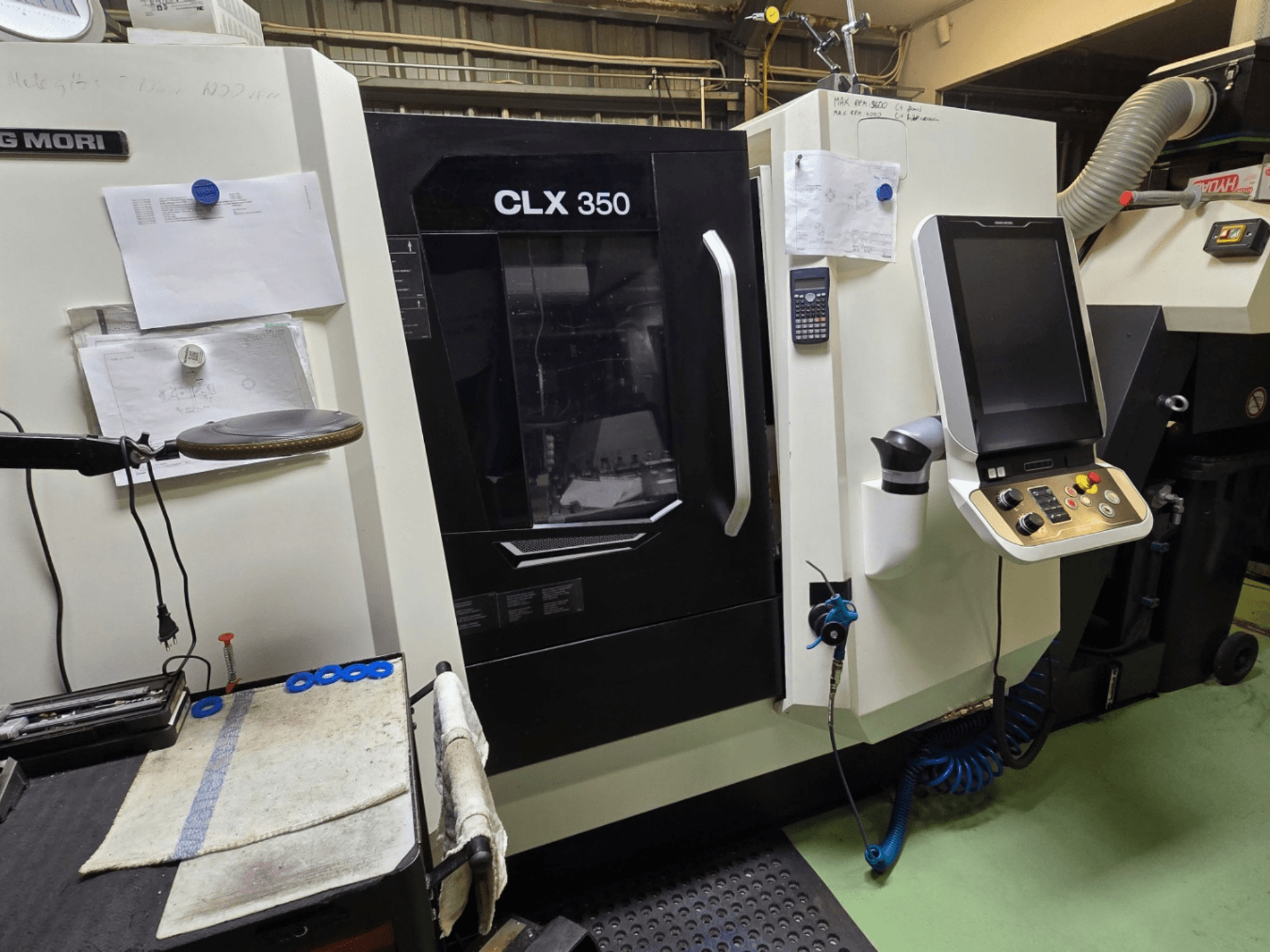 DMG MORI CLX 350 CNC-sorvi työpajassa; etukuva, jossa ohjauspaneeli, työkalut ja työtila näkyvissä.