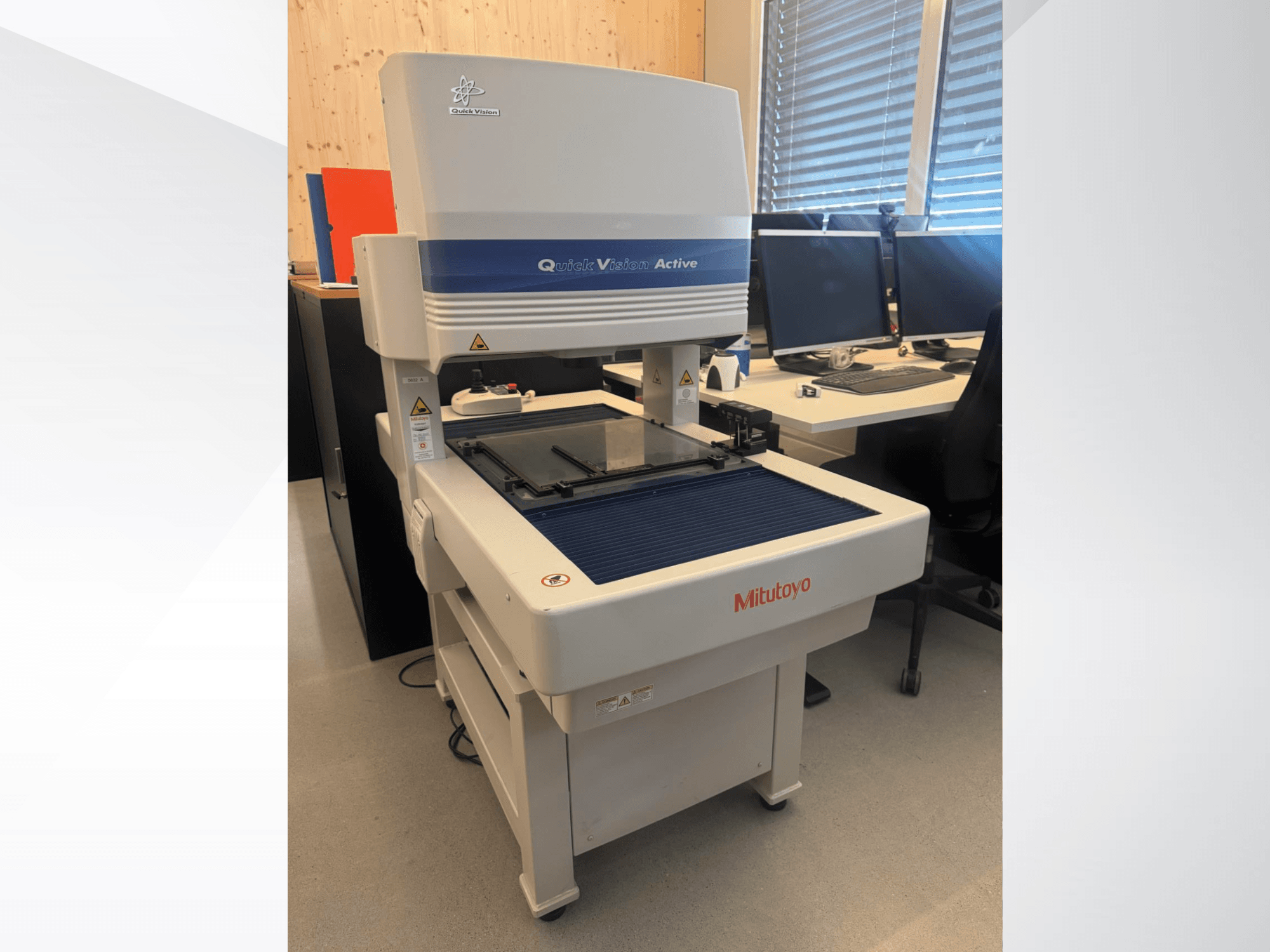 Mitutoyo QV-L404Z1L-D CMM etukuvassa, jossa on lasinen mittauspöytä ja näkyvä ohjauspaneeli painikkeineen.