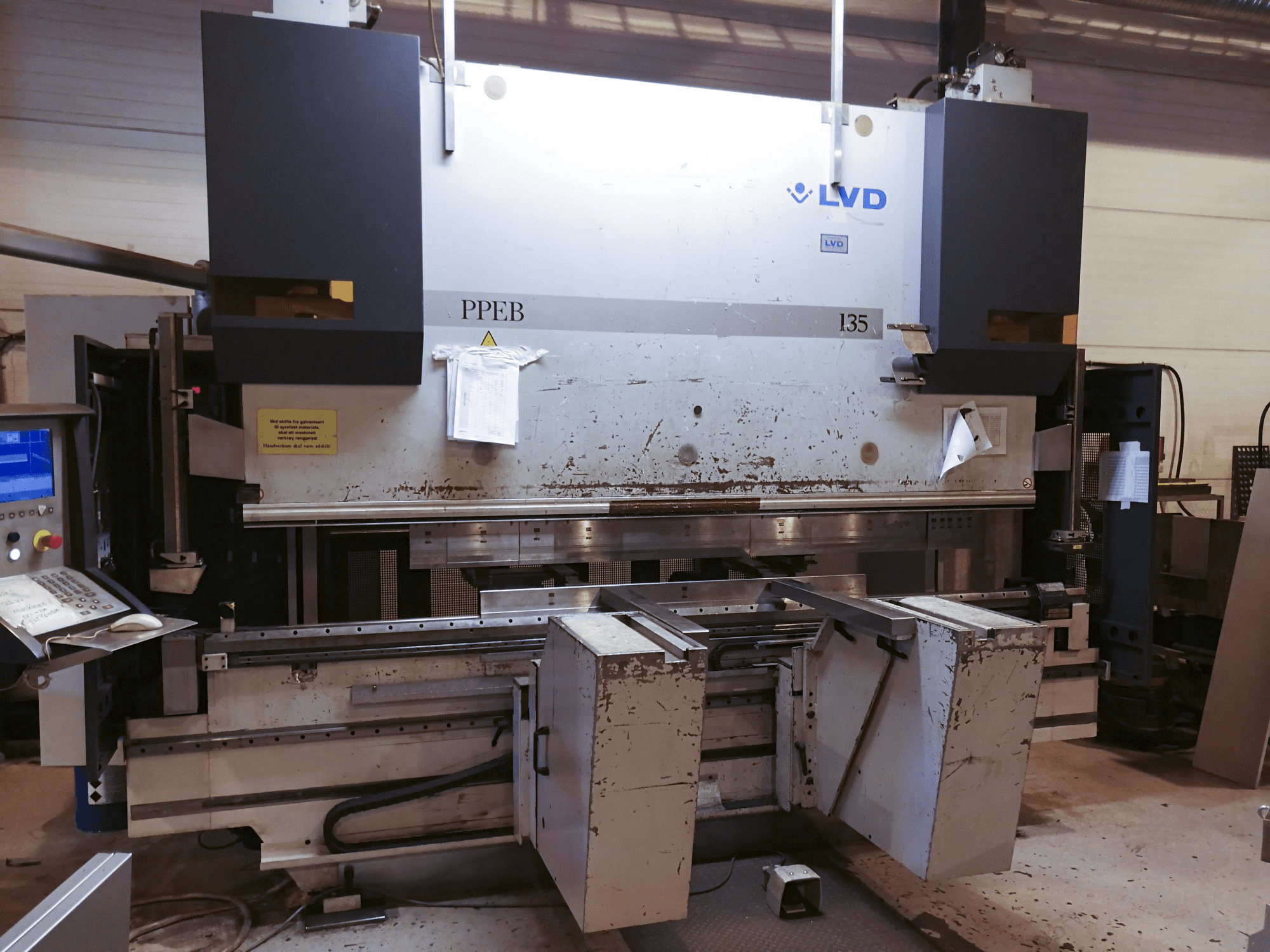 Koneen LVD etunäkymä PPEB 135/30