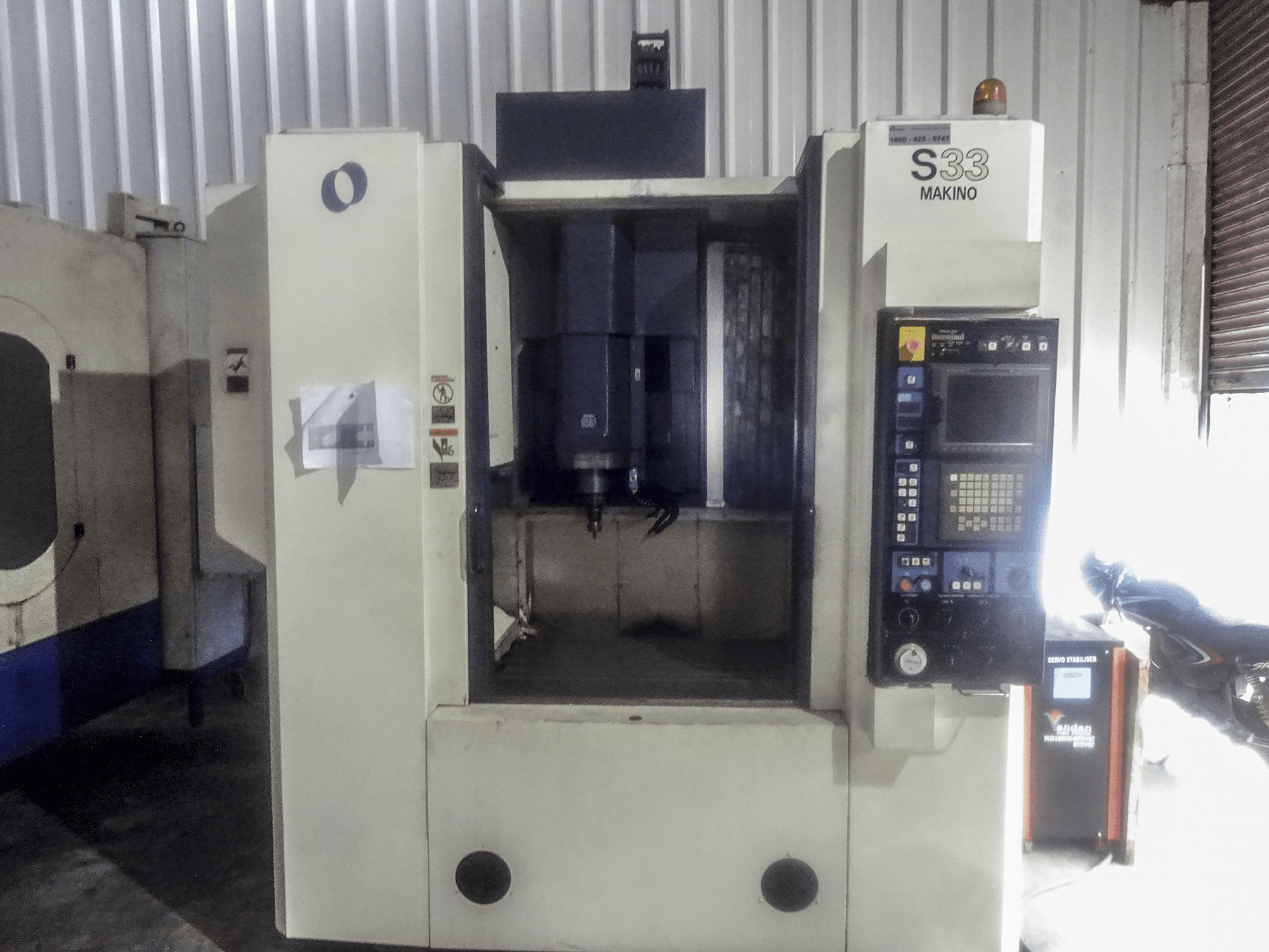 Koneen Makino etunäkymä S33