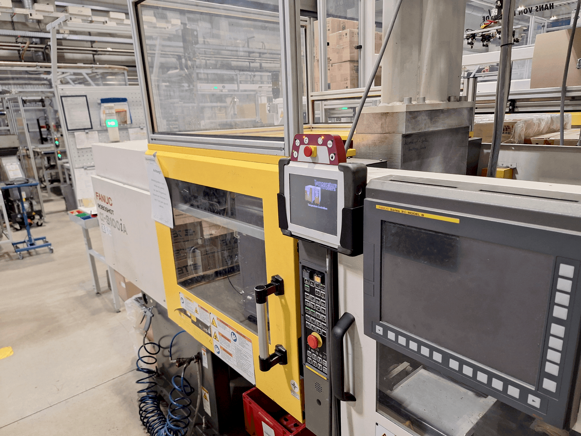 Koneen FANUC Roboshot S100iA etunäkymä