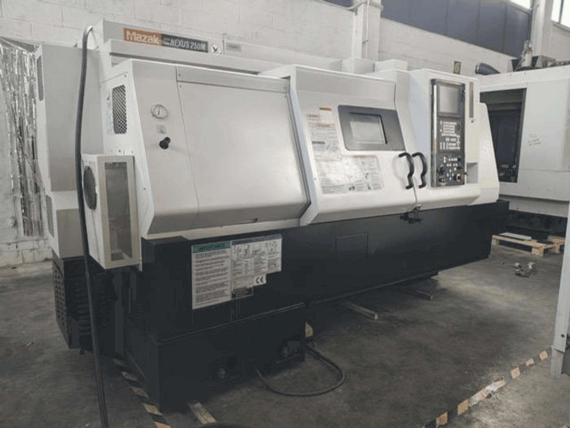 Koneen Mazak QTN 250M 1000L etunäkymä