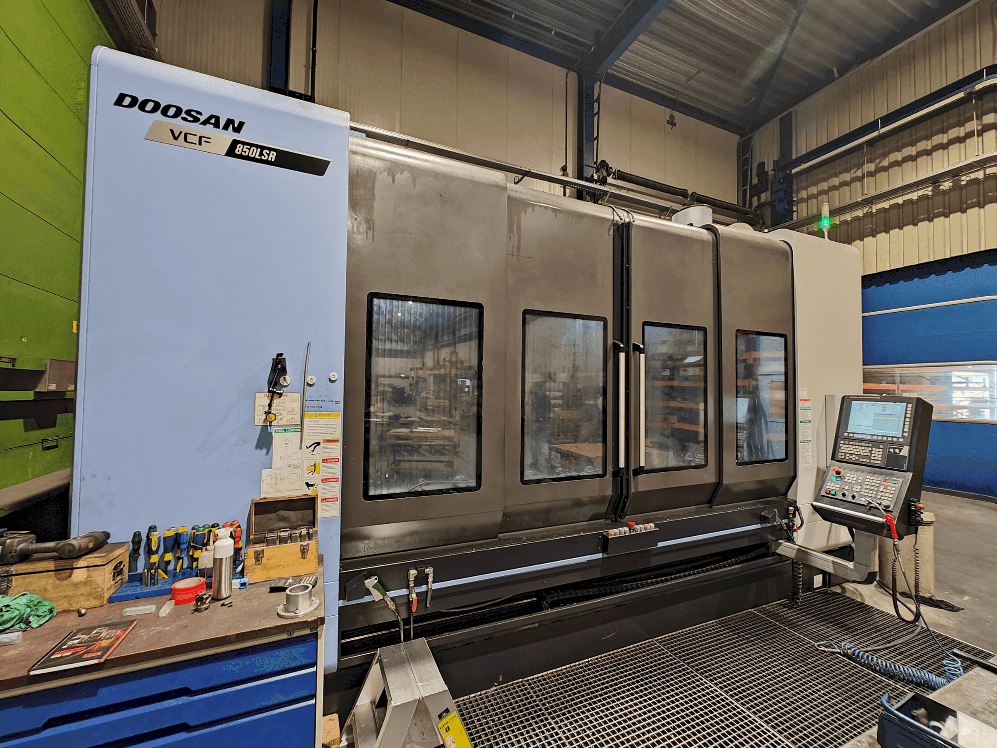 Koneen DOOSAN VCF 850 LSR etunäkymä