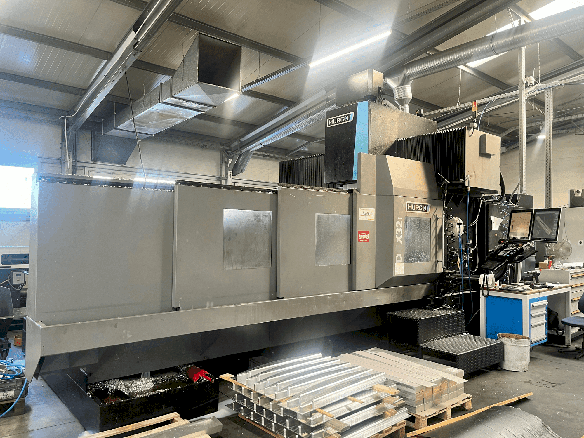 Koneen Hurco DCX32i etunäkymä