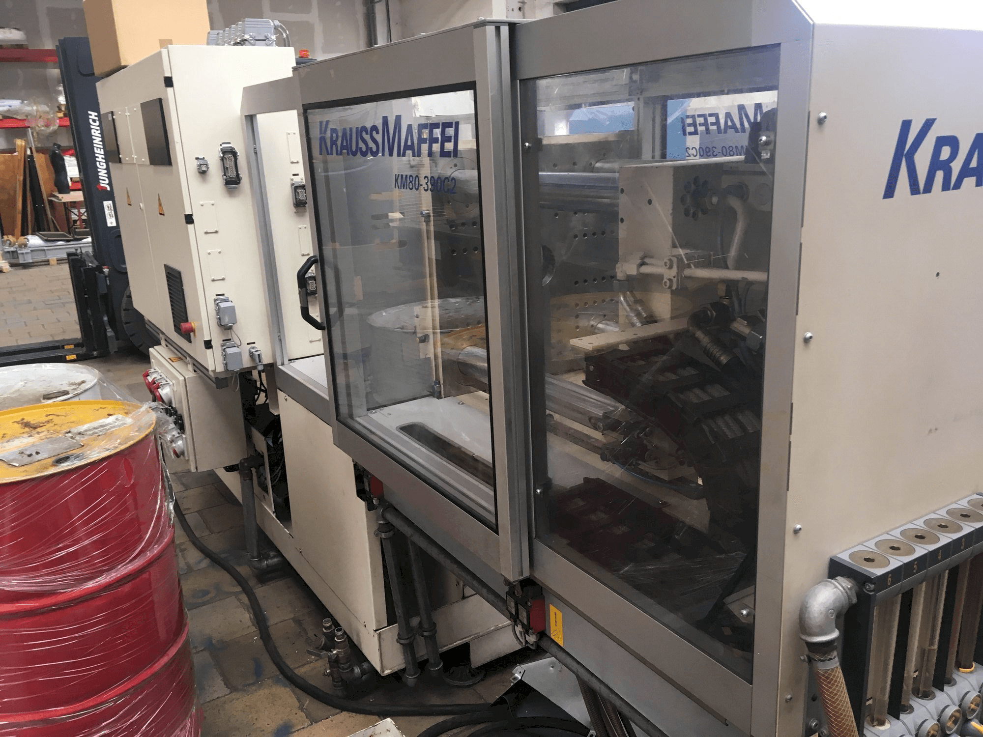 Koneen Krauss Maffei 80/390 C2 oikea näkymä
