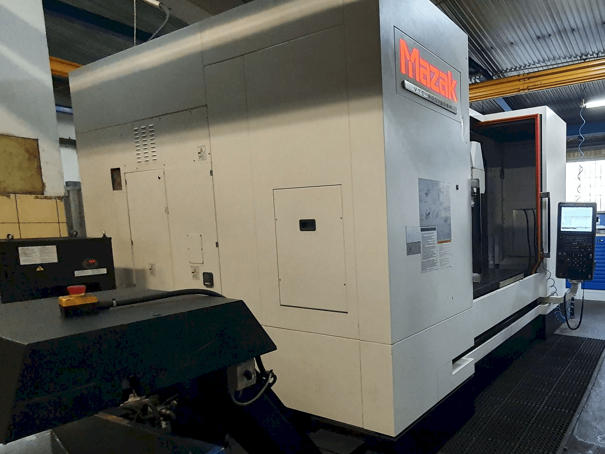 Koneen Mazak VTC-800/20SR vasen näkymä