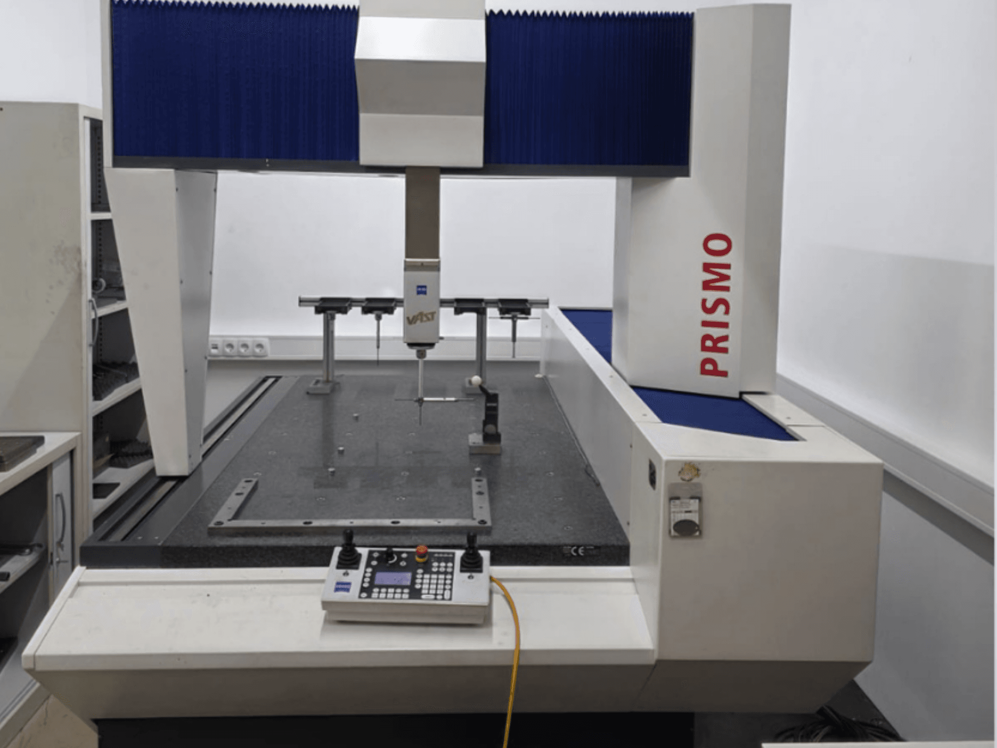 ZEISS PRISMO 700 -koordinaattimittauskone etukuvassa, jossa on anturi ja ohjauspaneeli graniittijalustalla.