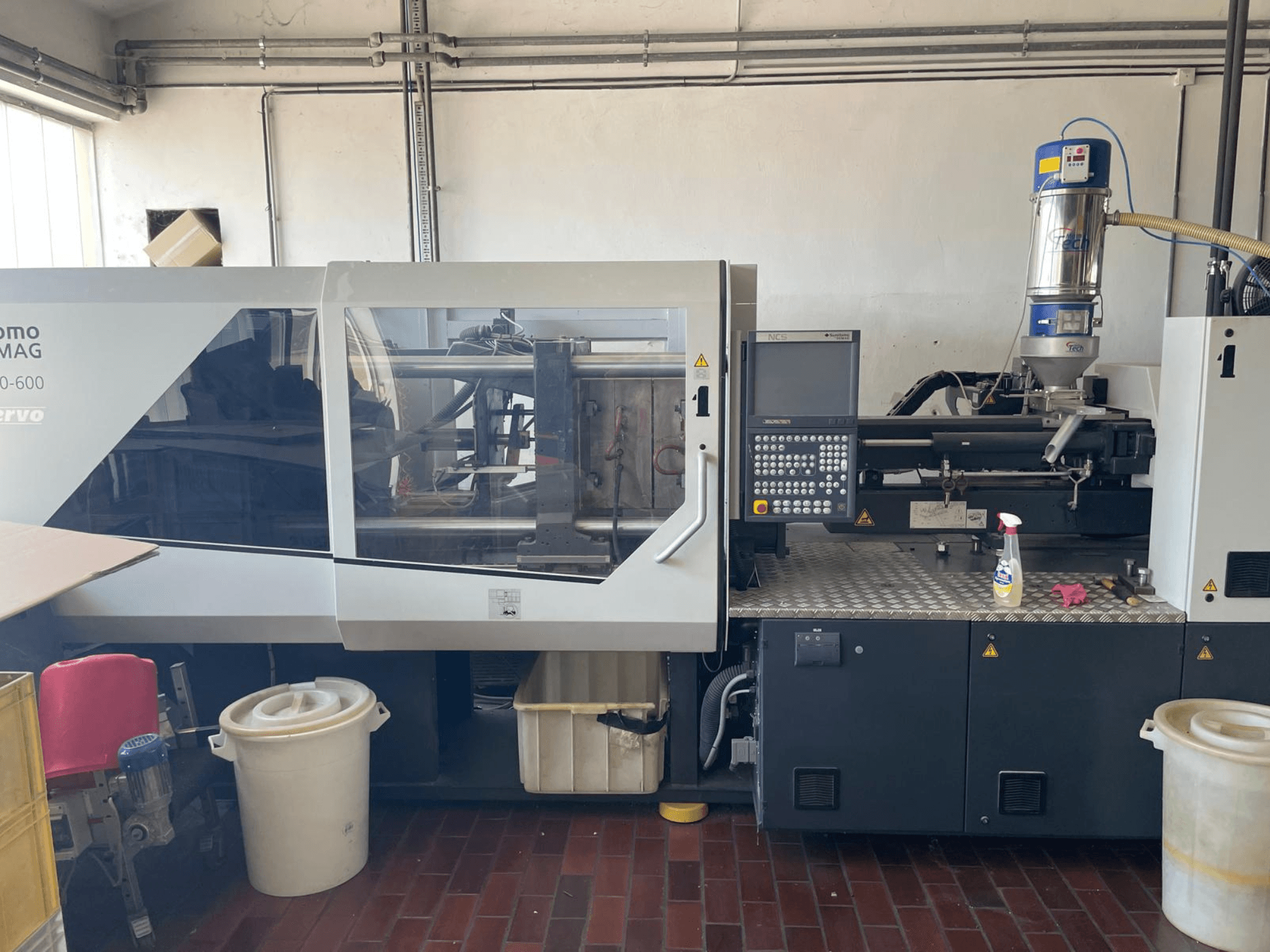 Etukuva SUMITOMO SHI DEMAG Systec 160/520-600 hydraulisesta ruiskuvalukoneesta, jossa on ohjauspaneeli ja syöttöyksikkö.