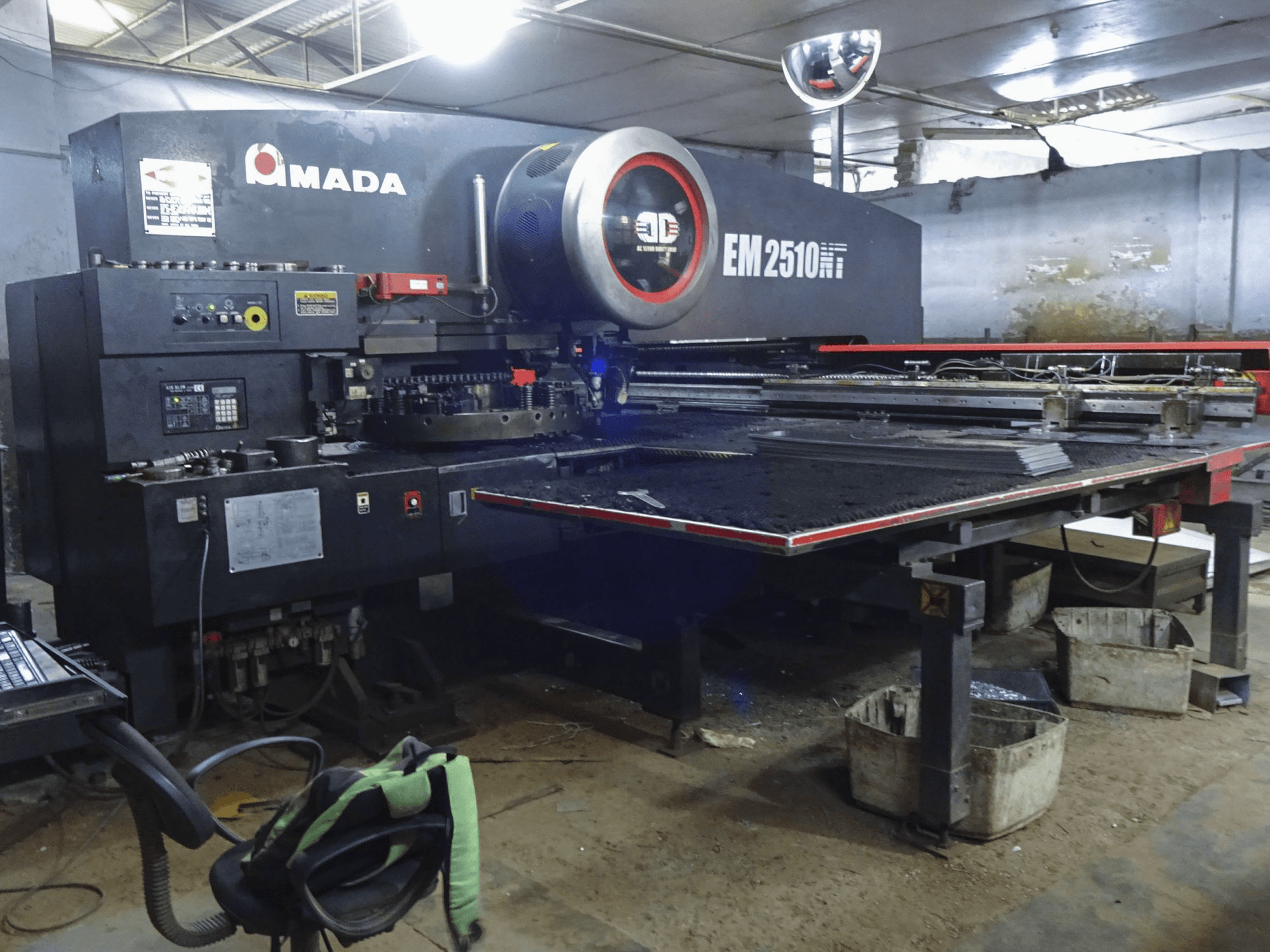 Koneen 1 AMADA etunäkymäEM2510NT