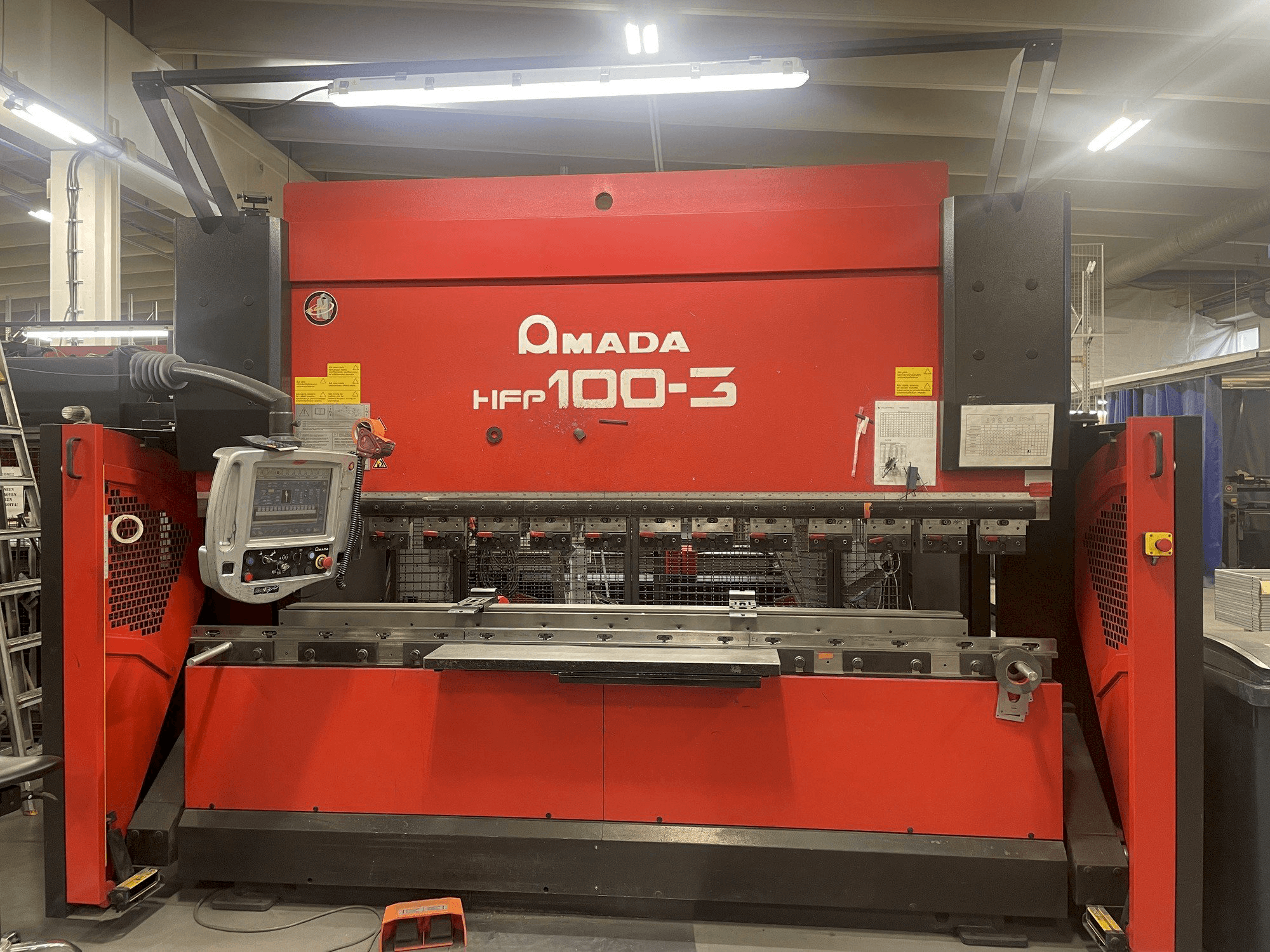 Koneen AMADA HFP 100-3 etunäkymä