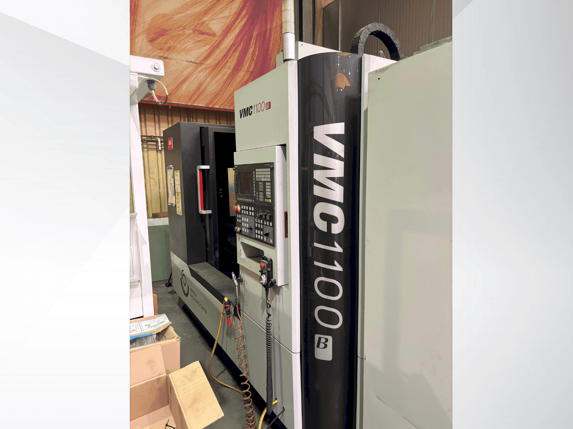 Koneen SMTCL vmc 1100B etunäkymä