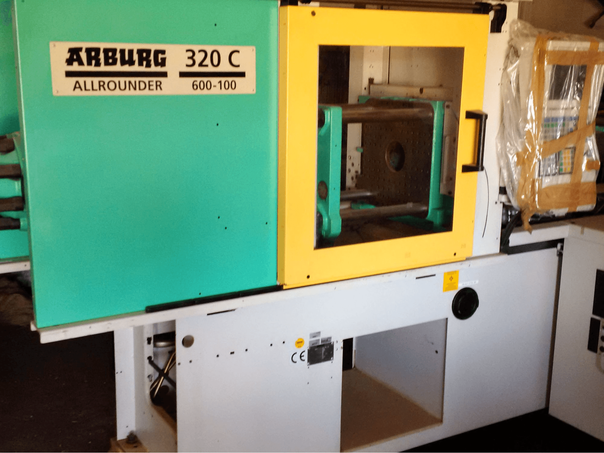 Koneen Arburg etunäkymä 320C 600-100