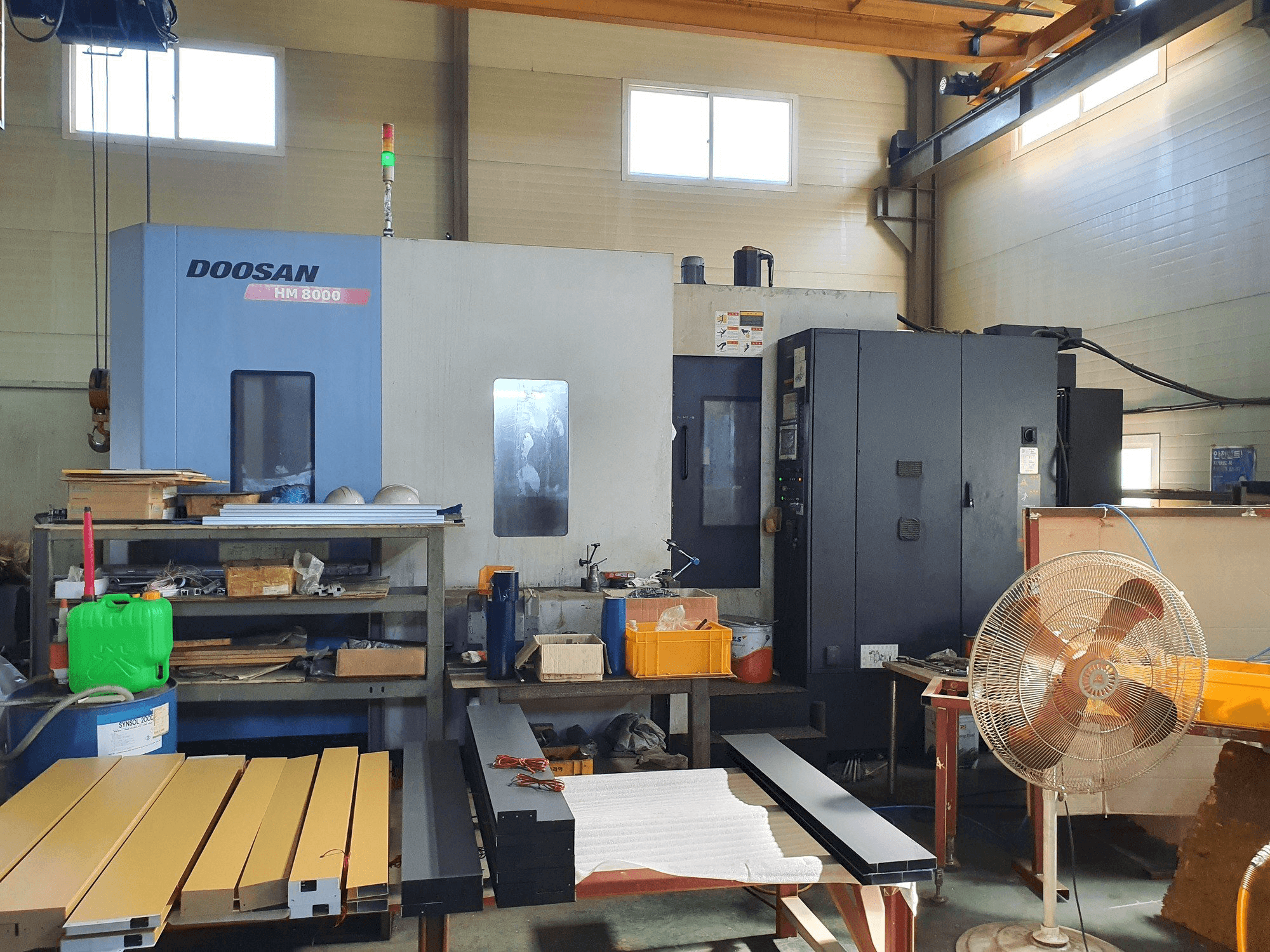 Koneen Doosan HM8000 etunäkymä