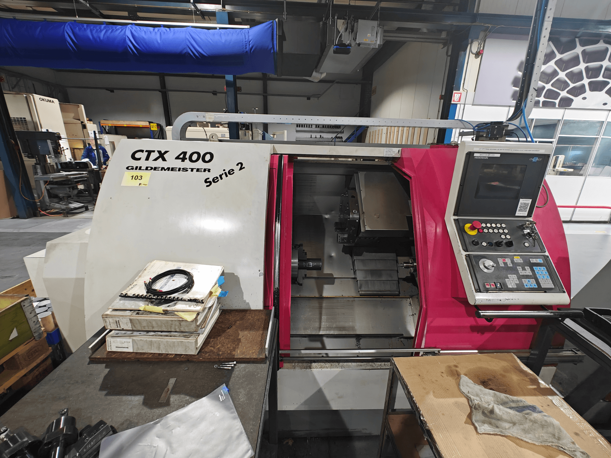 CTX 400 Gildemeister-sorvi edestäpäin, jossa on ohjauspaneeli painikkeineen, näyttö ja työtila.