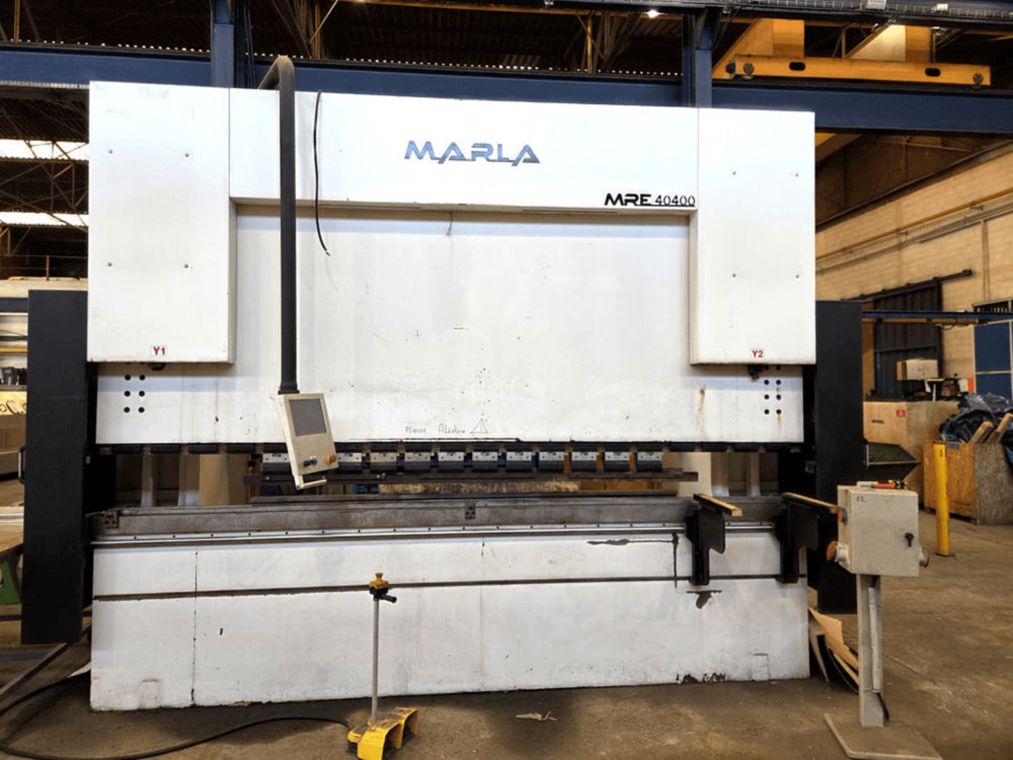 MARLA MRE.40400 -taivutuspuristimen etunäkymä, jossa näkyvät ohjauspaneeli, hydrauliikkajärjestelmä ja työpöytäalue.