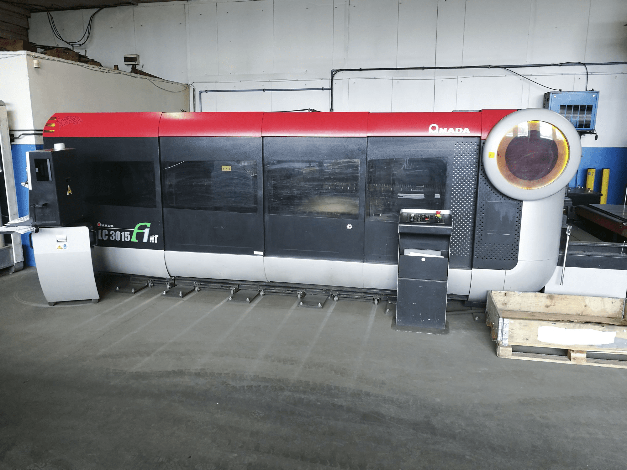 Koneen AMADA etunäkymäLC3015 F1NT