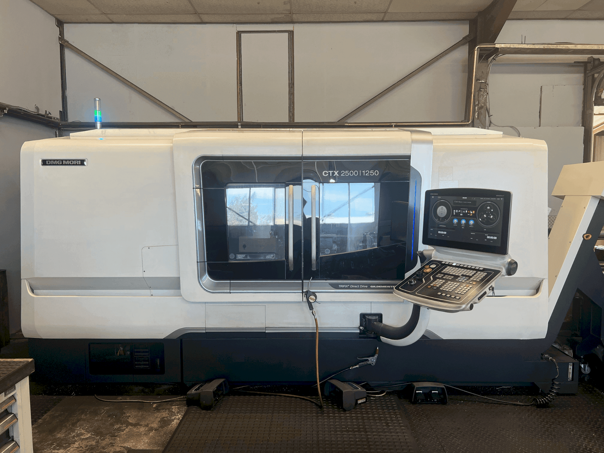 Koneen DMG MORI CTX 2500/1250 etunäkymä