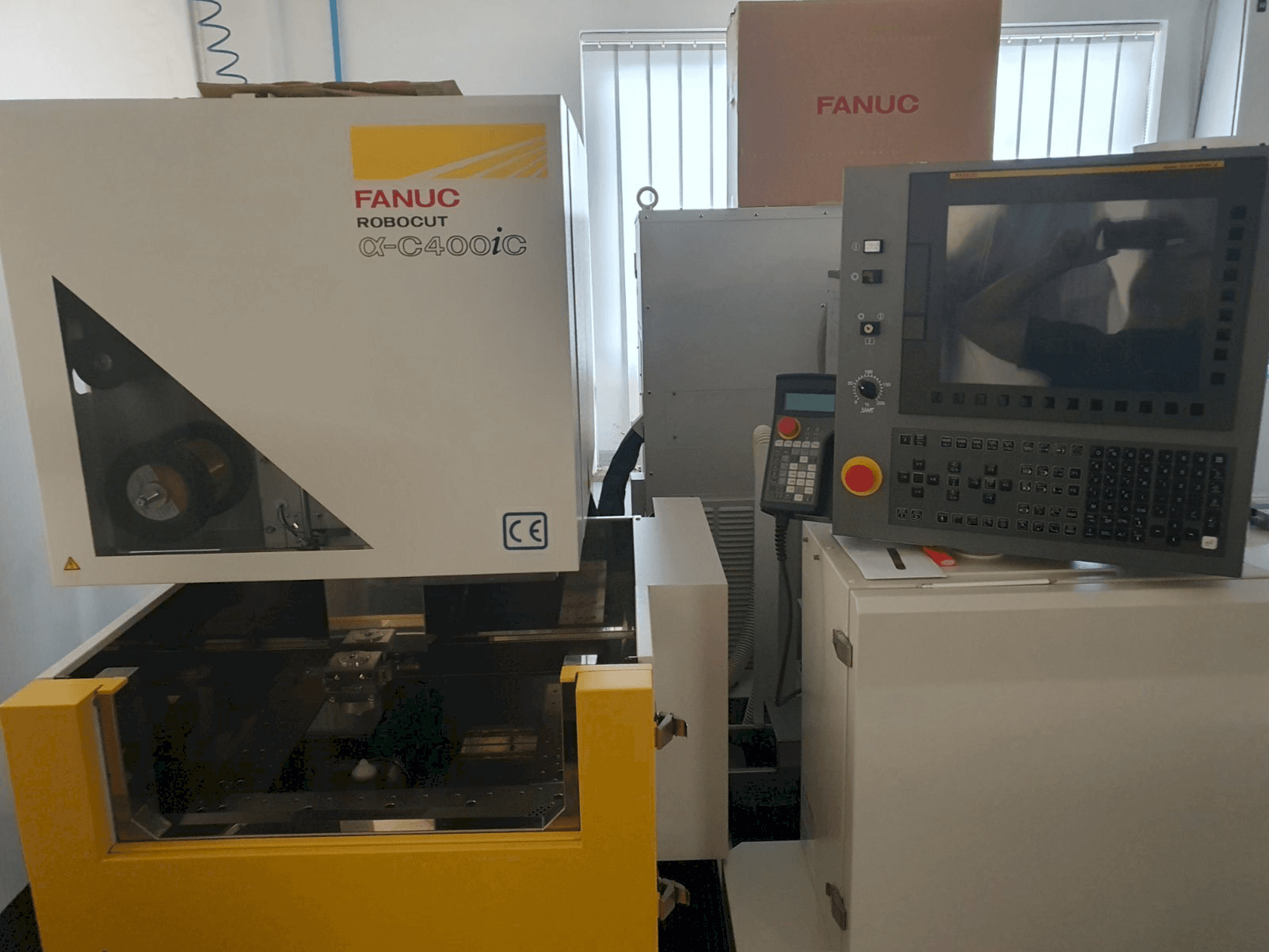 Koneen FANUC Robocut C400iC etunäkymä