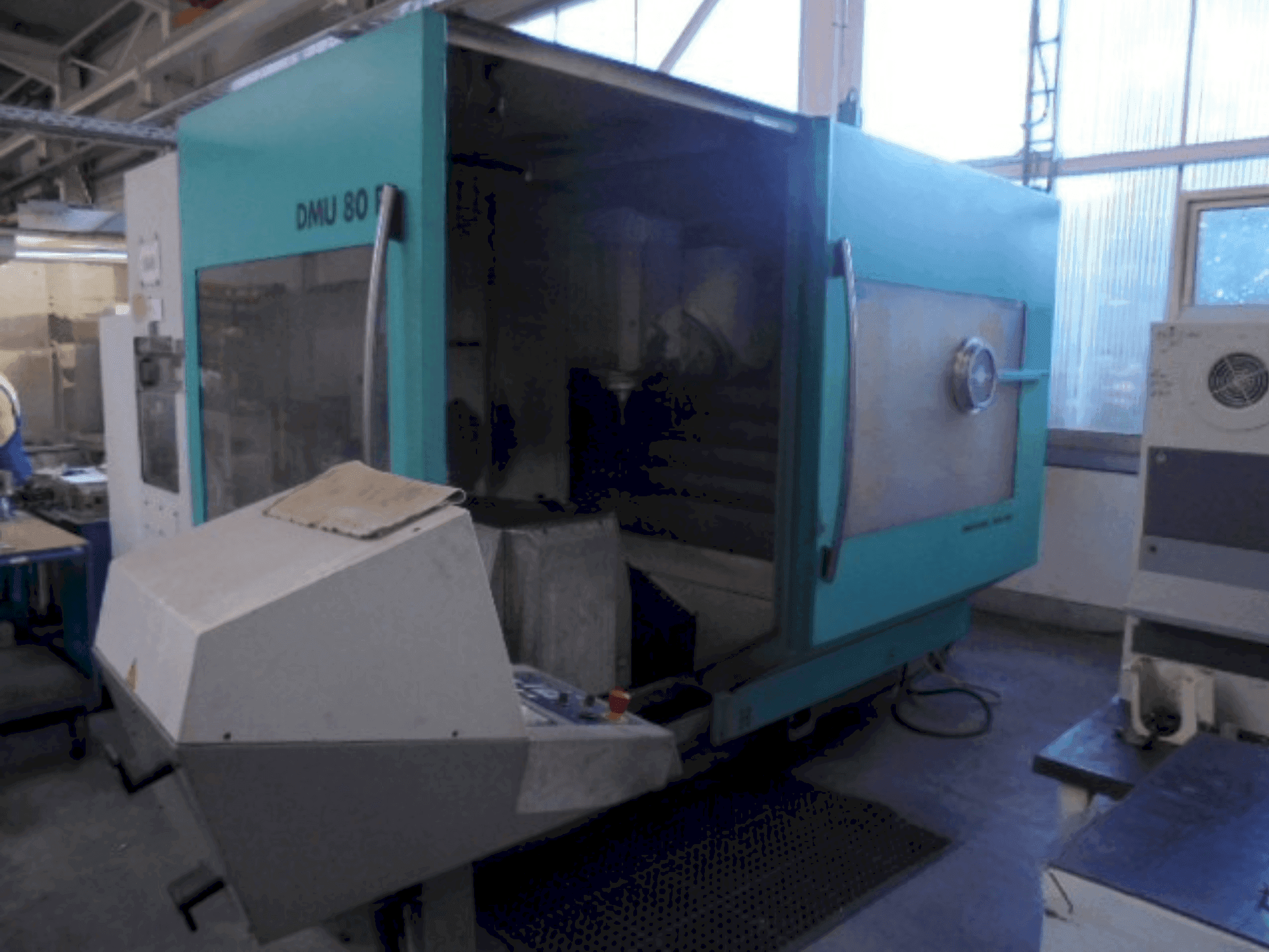 Koneen DECKEL MAHO DMU 80P etunäkymä