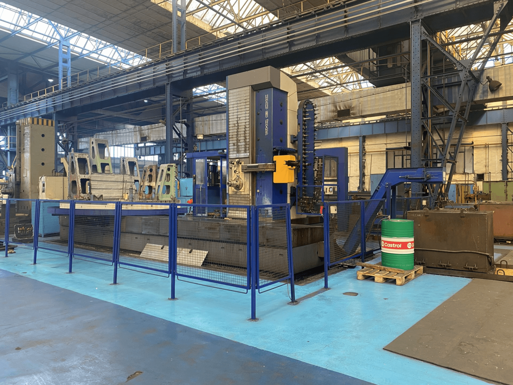 TOS WHQ 13 CNC-porakone työpajassa, etukuva, jossa näkyy sininen kehys ja ympäröivä turva-aita.