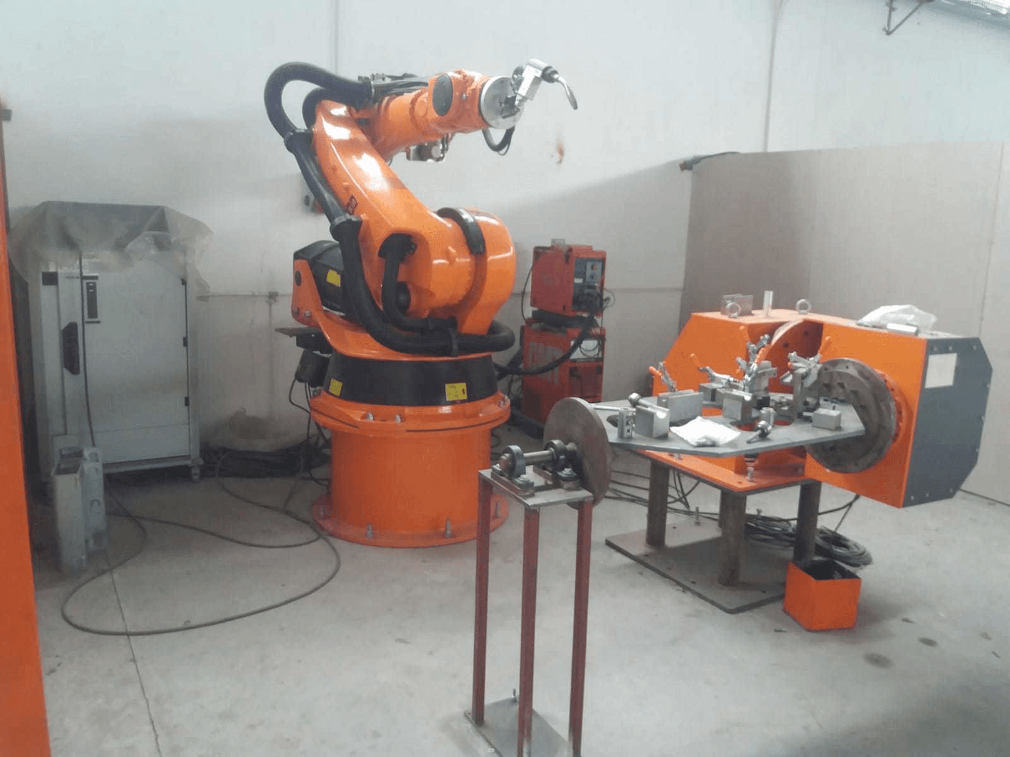 Koneen KUKA KR200 etunäkymä