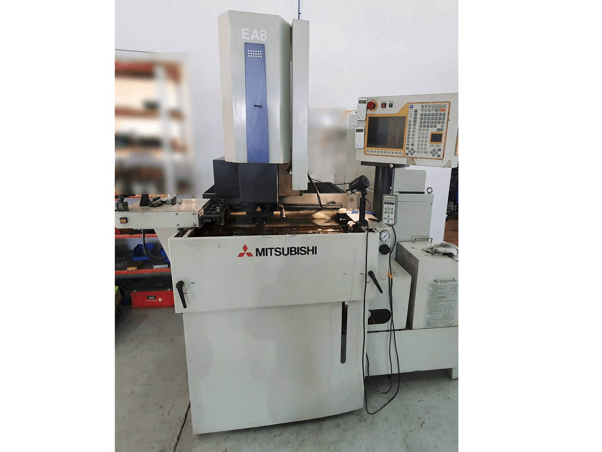 Koneen Mitsubishi EA8 etunäkymä