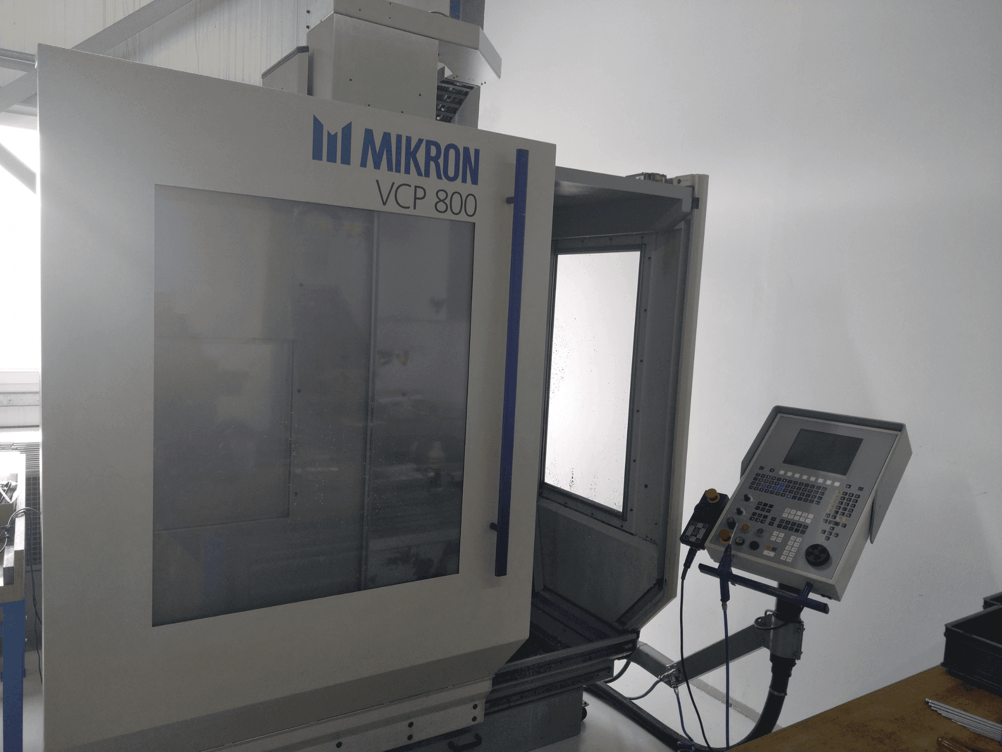 Koneen MIKRON VCP 800 etunäkymä