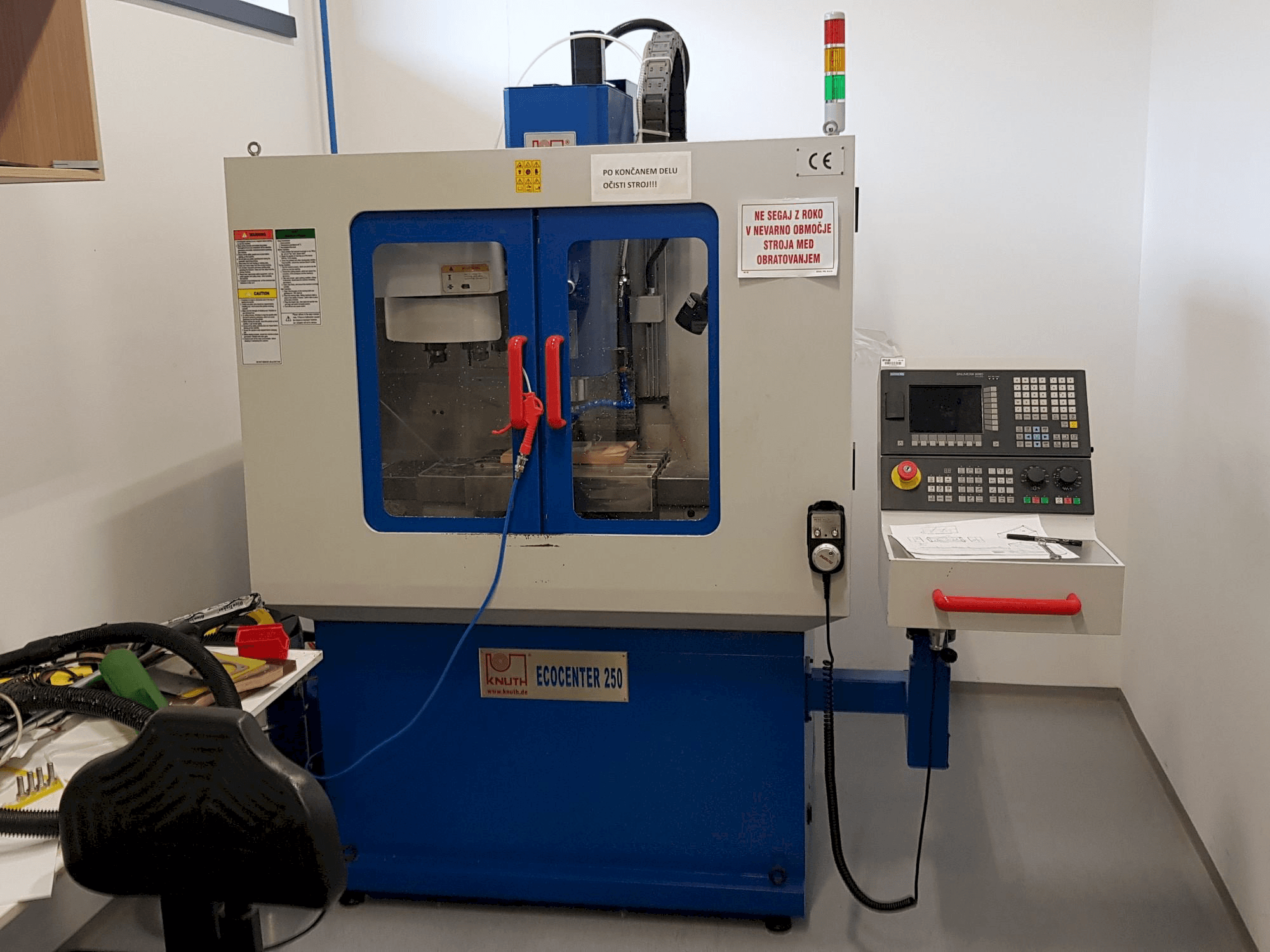 Koneen KNUTH EcoCenter 250 etunäkymä