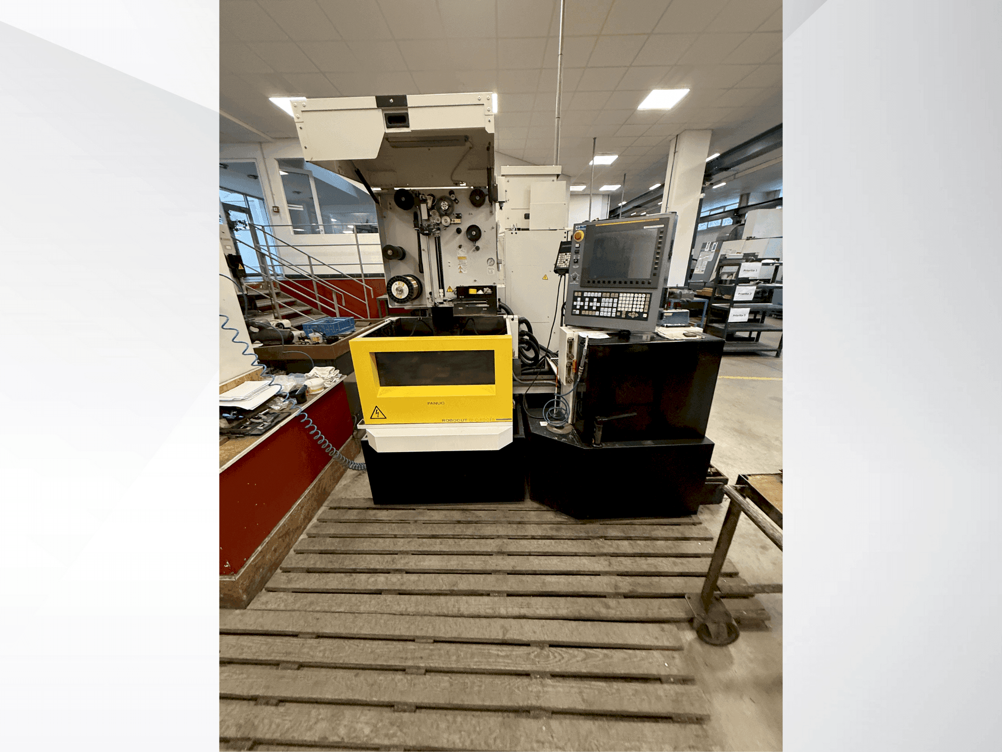 Koneen FANUC Robocut alpha-C400iB etunäkymä