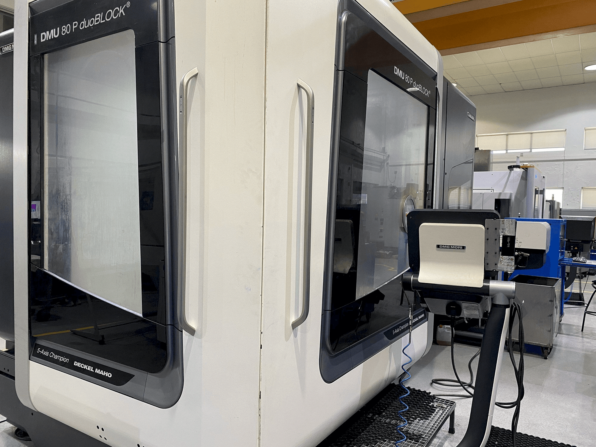Koneen DMG MORI DMU 80P Duoblock etunäkymä