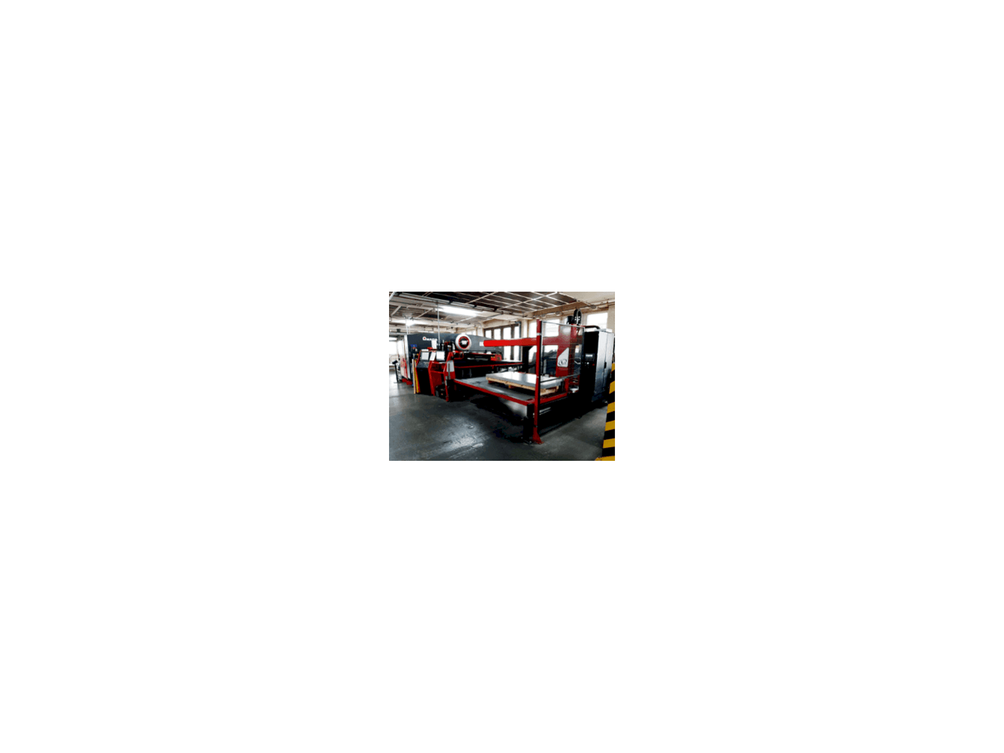 Koneen AMADA EMK 3610NT etunäkymä