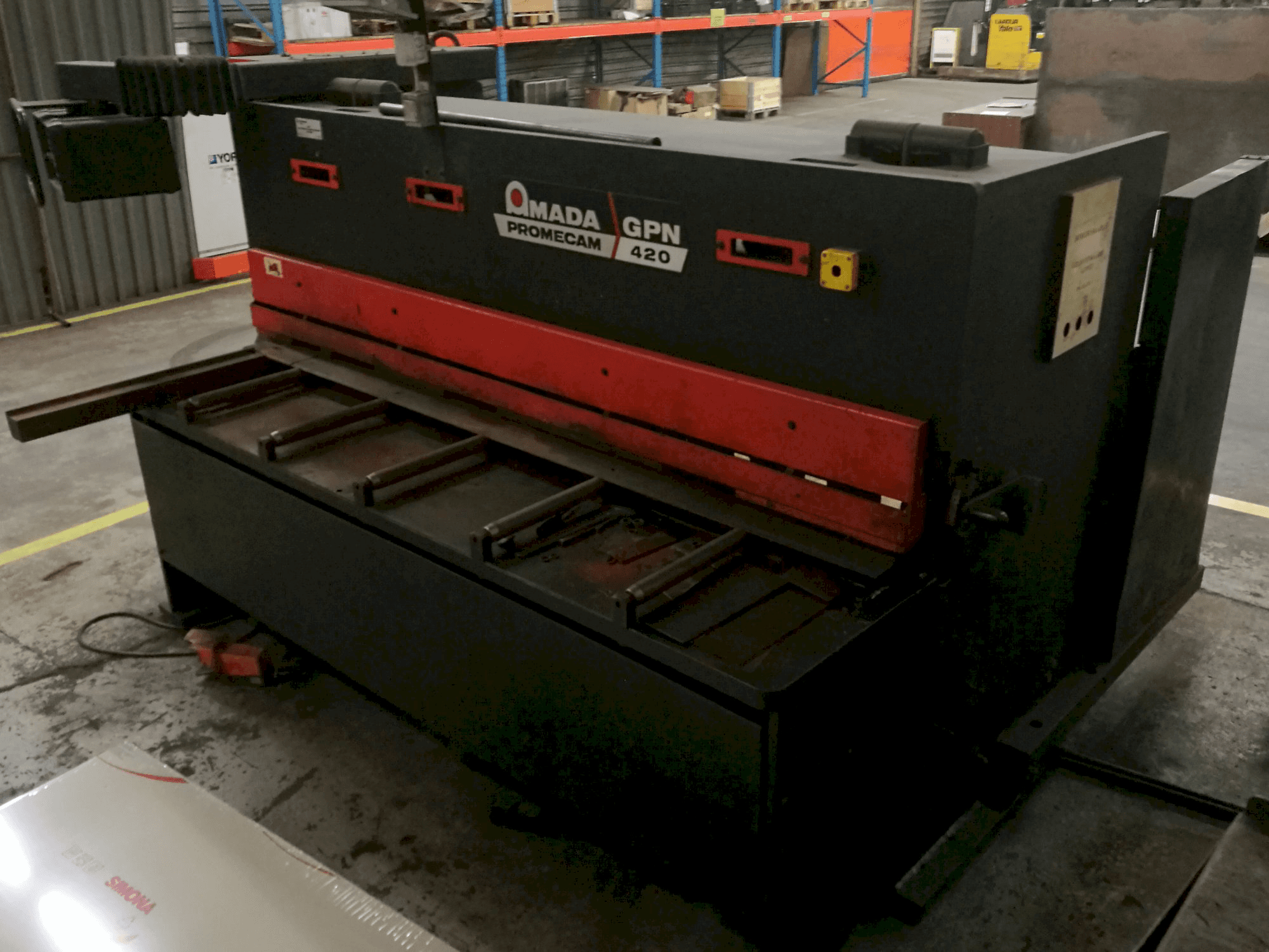 Koneen AMADA oikea näkymä PROMECAM GPN 420